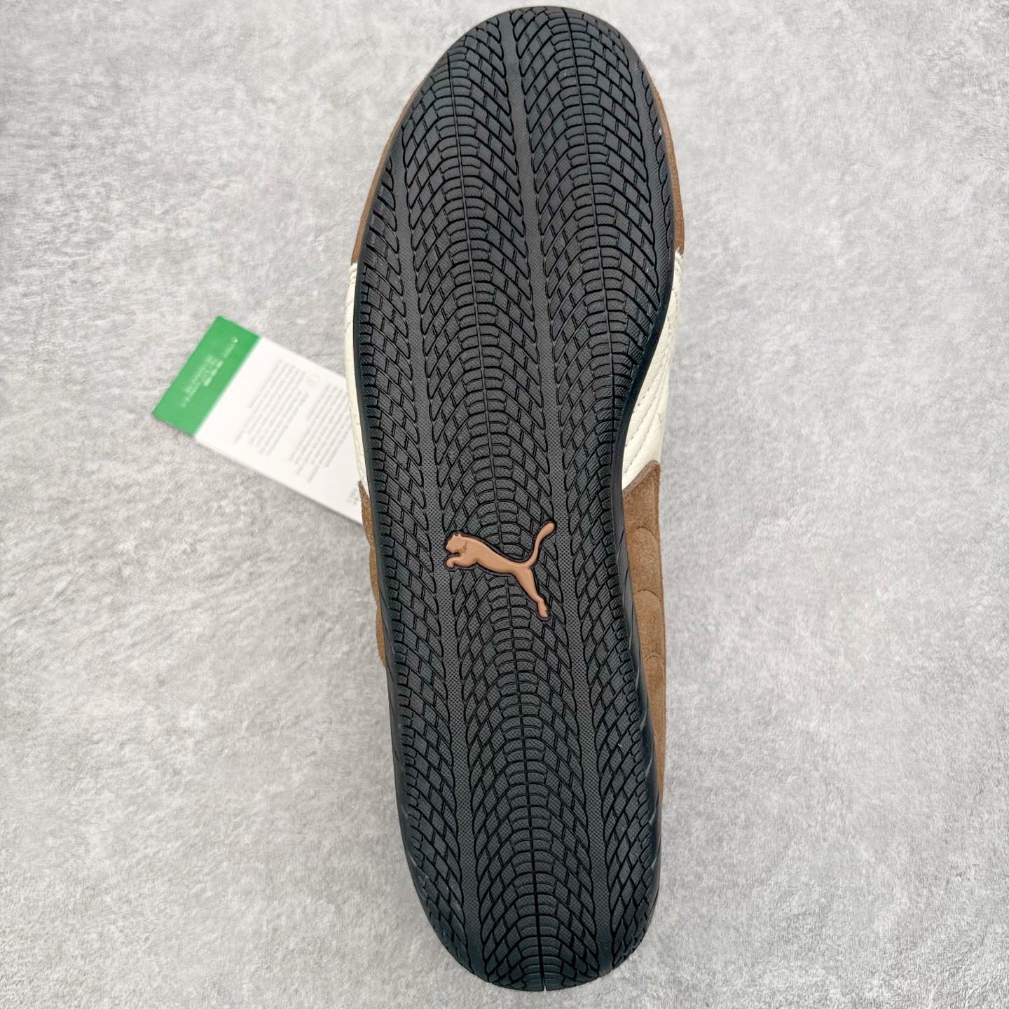 图片[9]-＃KZ纯原 PUMA Speedca OG 彪马极速赛车系列低帮德训风拼接复古百搭休闲运动赛车鞋 口碑大厂出品 品控大底版型不断改良更新 全套原纸板楦头开发 确保原汁原味 完美呈现版型 一比一鞋头弧度高度鞋身弧度 独家私模原厂航空铝磨具打磨大底 鞋头坡度极致还原 无解鞋型 原盒原配 圈内天花板工艺 原厂玻璃冲刀 超高清洁度 全鞋零毛边皮料切割 原厂中底布 鞋款从80、90年代赛车手所穿的防火赛车鞋为原型，鞋身线条模仿了赛车的流线廓形，体现了空气动力学原理的结构。简约流畅的外观，恰好又和贯穿其中的Formstrip Logo融合恰到好处，视觉上细节丰富且协调。本次Speedcat OG鞋款归来，最大看点自然式保留了窄版鞋型以及薄底构造。这两年各品牌鞋底越做越厚，Speedcat反其道而行之，上脚几乎无鞋底的效果带来耳目一新的视觉体验。鞋面依旧是以质感细腻的麂皮材质打造，并且大面积近乎全包裹的使用，复古味道也愈发浓烈。配色上更是将最原始的黑色和红色带回，向F1赛车队的标志性队服致敬。相信让各位一眼种草的更多是出挑的大红色，上脚即可瞬间点亮整体造型，在以球鞋为核心的OOTD中脱颖而出。而另一款黑色则是低调的万金油，彰显新潮个性的同时又不喧宾夺主，也是热爱简约系穿搭朋友的首选。 尺码：35.5 36 37 37.5 38 38.5 39 40 40.5 41 42 42.5 43 44 44.5 45 46-选品中心