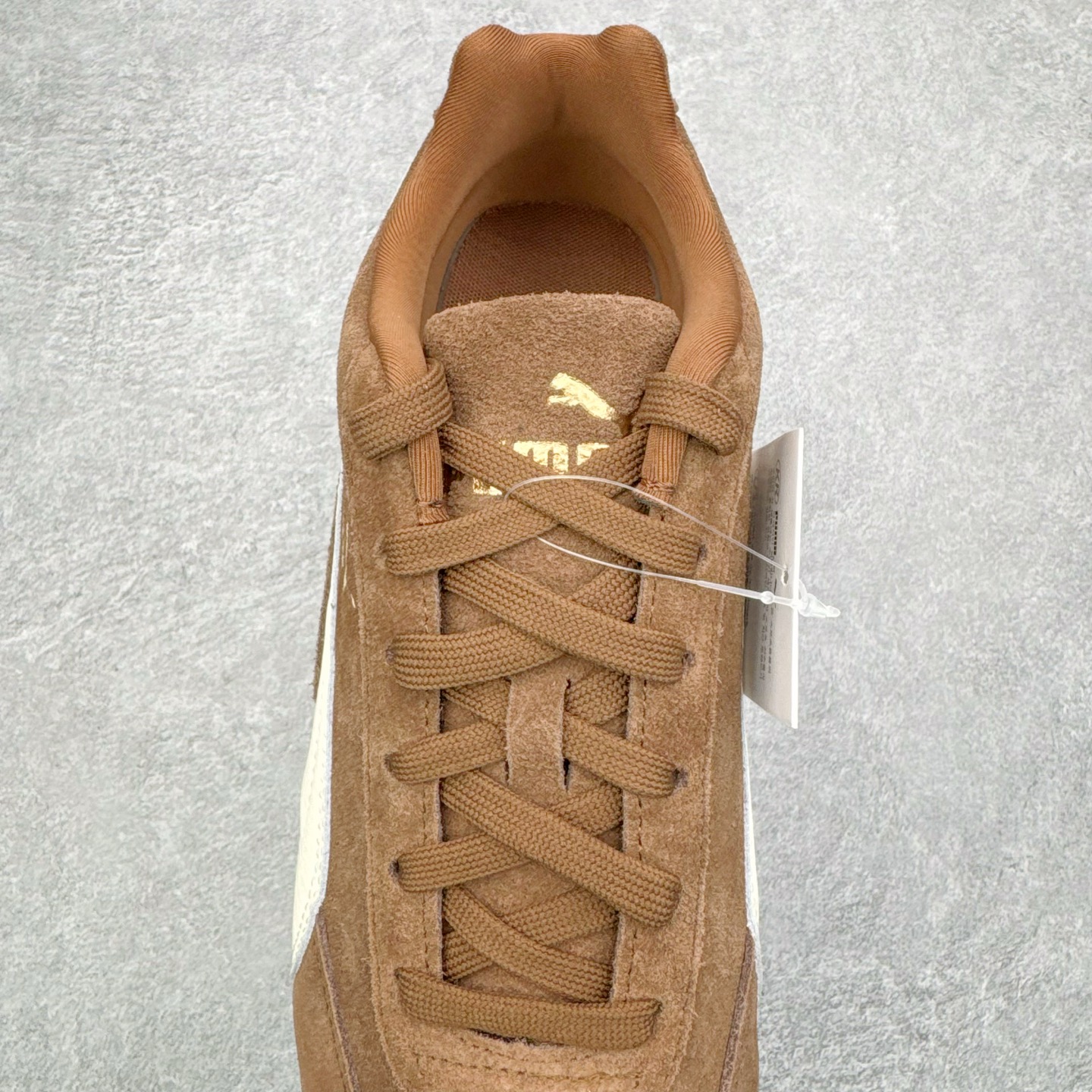 图片[5]-＃KZ纯原 PUMA Speedca OG 彪马极速赛车系列低帮德训风拼接复古百搭休闲运动赛车鞋 口碑大厂出品 品控大底版型不断改良更新 全套原纸板楦头开发 确保原汁原味 完美呈现版型 一比一鞋头弧度高度鞋身弧度 独家私模原厂航空铝磨具打磨大底 鞋头坡度极致还原 无解鞋型 原盒原配 圈内天花板工艺 原厂玻璃冲刀 超高清洁度 全鞋零毛边皮料切割 原厂中底布 鞋款从80、90年代赛车手所穿的防火赛车鞋为原型，鞋身线条模仿了赛车的流线廓形，体现了空气动力学原理的结构。简约流畅的外观，恰好又和贯穿其中的Formstrip Logo融合恰到好处，视觉上细节丰富且协调。本次Speedcat OG鞋款归来，最大看点自然式保留了窄版鞋型以及薄底构造。这两年各品牌鞋底越做越厚，Speedcat反其道而行之，上脚几乎无鞋底的效果带来耳目一新的视觉体验。鞋面依旧是以质感细腻的麂皮材质打造，并且大面积近乎全包裹的使用，复古味道也愈发浓烈。配色上更是将最原始的黑色和红色带回，向F1赛车队的标志性队服致敬。相信让各位一眼种草的更多是出挑的大红色，上脚即可瞬间点亮整体造型，在以球鞋为核心的OOTD中脱颖而出。而另一款黑色则是低调的万金油，彰显新潮个性的同时又不喧宾夺主，也是热爱简约系穿搭朋友的首选。 尺码：35.5 36 37 37.5 38 38.5 39 40 40.5 41 42 42.5 43 44 44.5 45 46-选品中心