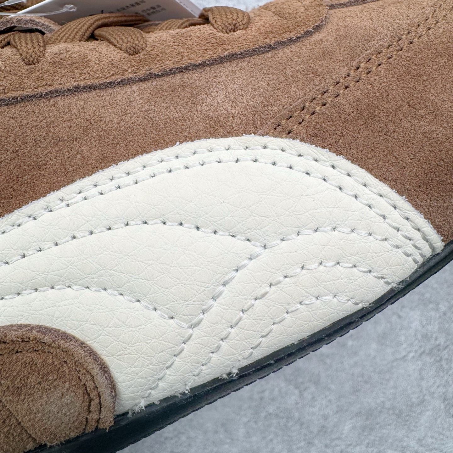 图片[16]-＃KZ纯原 PUMA Speedca OG 彪马极速赛车系列低帮德训风拼接复古百搭休闲运动赛车鞋 口碑大厂出品 品控大底版型不断改良更新 全套原纸板楦头开发 确保原汁原味 完美呈现版型 一比一鞋头弧度高度鞋身弧度 独家私模原厂航空铝磨具打磨大底 鞋头坡度极致还原 无解鞋型 原盒原配 圈内天花板工艺 原厂玻璃冲刀 超高清洁度 全鞋零毛边皮料切割 原厂中底布 鞋款从80、90年代赛车手所穿的防火赛车鞋为原型，鞋身线条模仿了赛车的流线廓形，体现了空气动力学原理的结构。简约流畅的外观，恰好又和贯穿其中的Formstrip Logo融合恰到好处，视觉上细节丰富且协调。本次Speedcat OG鞋款归来，最大看点自然式保留了窄版鞋型以及薄底构造。这两年各品牌鞋底越做越厚，Speedcat反其道而行之，上脚几乎无鞋底的效果带来耳目一新的视觉体验。鞋面依旧是以质感细腻的麂皮材质打造，并且大面积近乎全包裹的使用，复古味道也愈发浓烈。配色上更是将最原始的黑色和红色带回，向F1赛车队的标志性队服致敬。相信让各位一眼种草的更多是出挑的大红色，上脚即可瞬间点亮整体造型，在以球鞋为核心的OOTD中脱颖而出。而另一款黑色则是低调的万金油，彰显新潮个性的同时又不喧宾夺主，也是热爱简约系穿搭朋友的首选。 尺码：35.5 36 37 37.5 38 38.5 39 40 40.5 41 42 42.5 43 44 44.5 45 46-选品中心