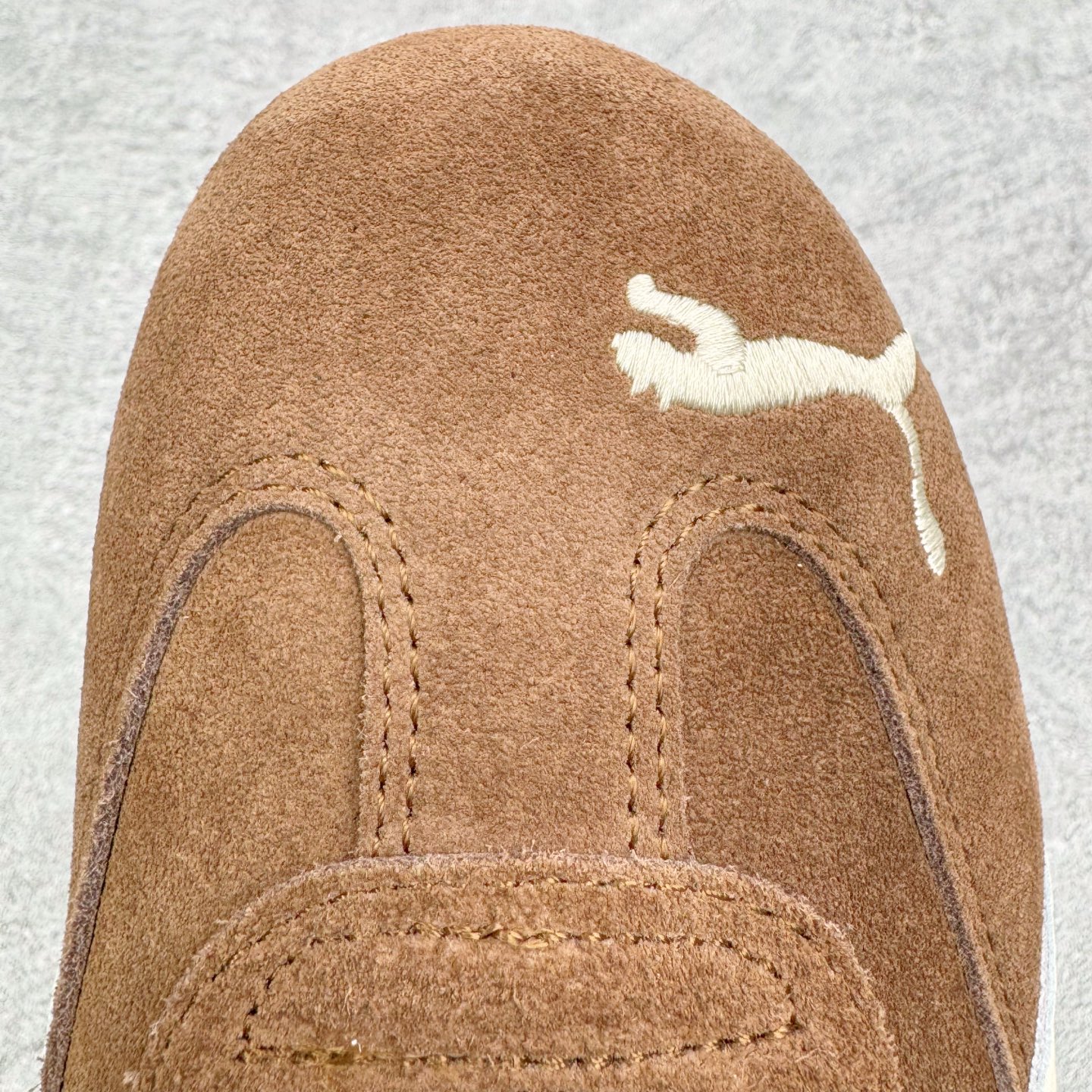 图片[11]-＃KZ纯原 PUMA Speedca OG 彪马极速赛车系列低帮德训风拼接复古百搭休闲运动赛车鞋 口碑大厂出品 品控大底版型不断改良更新 全套原纸板楦头开发 确保原汁原味 完美呈现版型 一比一鞋头弧度高度鞋身弧度 独家私模原厂航空铝磨具打磨大底 鞋头坡度极致还原 无解鞋型 原盒原配 圈内天花板工艺 原厂玻璃冲刀 超高清洁度 全鞋零毛边皮料切割 原厂中底布 鞋款从80、90年代赛车手所穿的防火赛车鞋为原型，鞋身线条模仿了赛车的流线廓形，体现了空气动力学原理的结构。简约流畅的外观，恰好又和贯穿其中的Formstrip Logo融合恰到好处，视觉上细节丰富且协调。本次Speedcat OG鞋款归来，最大看点自然式保留了窄版鞋型以及薄底构造。这两年各品牌鞋底越做越厚，Speedcat反其道而行之，上脚几乎无鞋底的效果带来耳目一新的视觉体验。鞋面依旧是以质感细腻的麂皮材质打造，并且大面积近乎全包裹的使用，复古味道也愈发浓烈。配色上更是将最原始的黑色和红色带回，向F1赛车队的标志性队服致敬。相信让各位一眼种草的更多是出挑的大红色，上脚即可瞬间点亮整体造型，在以球鞋为核心的OOTD中脱颖而出。而另一款黑色则是低调的万金油，彰显新潮个性的同时又不喧宾夺主，也是热爱简约系穿搭朋友的首选。 尺码：35.5 36 37 37.5 38 38.5 39 40 40.5 41 42 42.5 43 44 44.5 45 46-选品中心