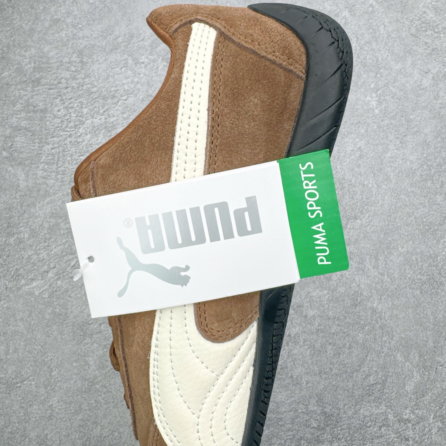 图片[7]-＃KZ纯原 PUMA Speedca OG 彪马极速赛车系列低帮德训风拼接复古百搭休闲运动赛车鞋 口碑大厂出品 品控大底版型不断改良更新 全套原纸板楦头开发 确保原汁原味 完美呈现版型 一比一鞋头弧度高度鞋身弧度 独家私模原厂航空铝磨具打磨大底 鞋头坡度极致还原 无解鞋型 原盒原配 圈内天花板工艺 原厂玻璃冲刀 超高清洁度 全鞋零毛边皮料切割 原厂中底布 鞋款从80、90年代赛车手所穿的防火赛车鞋为原型，鞋身线条模仿了赛车的流线廓形，体现了空气动力学原理的结构。简约流畅的外观，恰好又和贯穿其中的Formstrip Logo融合恰到好处，视觉上细节丰富且协调。本次Speedcat OG鞋款归来，最大看点自然式保留了窄版鞋型以及薄底构造。这两年各品牌鞋底越做越厚，Speedcat反其道而行之，上脚几乎无鞋底的效果带来耳目一新的视觉体验。鞋面依旧是以质感细腻的麂皮材质打造，并且大面积近乎全包裹的使用，复古味道也愈发浓烈。配色上更是将最原始的黑色和红色带回，向F1赛车队的标志性队服致敬。相信让各位一眼种草的更多是出挑的大红色，上脚即可瞬间点亮整体造型，在以球鞋为核心的OOTD中脱颖而出。而另一款黑色则是低调的万金油，彰显新潮个性的同时又不喧宾夺主，也是热爱简约系穿搭朋友的首选。 尺码：35.5 36 37 37.5 38 38.5 39 40 40.5 41 42 42.5 43 44 44.5 45 46-选品中心