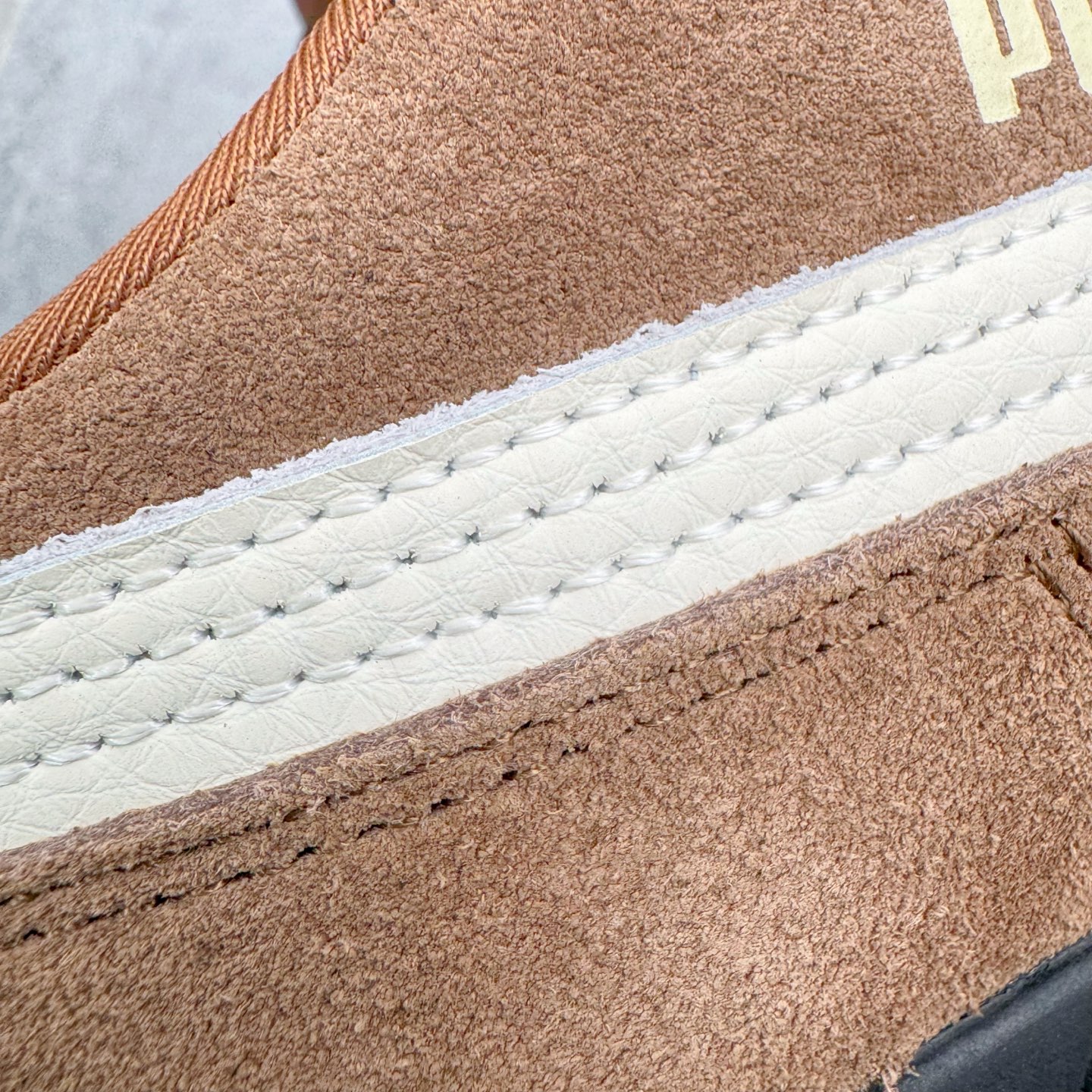 图片[14]-＃KZ纯原 PUMA Speedca OG 彪马极速赛车系列低帮德训风拼接复古百搭休闲运动赛车鞋 口碑大厂出品 品控大底版型不断改良更新 全套原纸板楦头开发 确保原汁原味 完美呈现版型 一比一鞋头弧度高度鞋身弧度 独家私模原厂航空铝磨具打磨大底 鞋头坡度极致还原 无解鞋型 原盒原配 圈内天花板工艺 原厂玻璃冲刀 超高清洁度 全鞋零毛边皮料切割 原厂中底布 鞋款从80、90年代赛车手所穿的防火赛车鞋为原型，鞋身线条模仿了赛车的流线廓形，体现了空气动力学原理的结构。简约流畅的外观，恰好又和贯穿其中的Formstrip Logo融合恰到好处，视觉上细节丰富且协调。本次Speedcat OG鞋款归来，最大看点自然式保留了窄版鞋型以及薄底构造。这两年各品牌鞋底越做越厚，Speedcat反其道而行之，上脚几乎无鞋底的效果带来耳目一新的视觉体验。鞋面依旧是以质感细腻的麂皮材质打造，并且大面积近乎全包裹的使用，复古味道也愈发浓烈。配色上更是将最原始的黑色和红色带回，向F1赛车队的标志性队服致敬。相信让各位一眼种草的更多是出挑的大红色，上脚即可瞬间点亮整体造型，在以球鞋为核心的OOTD中脱颖而出。而另一款黑色则是低调的万金油，彰显新潮个性的同时又不喧宾夺主，也是热爱简约系穿搭朋友的首选。 尺码：35.5 36 37 37.5 38 38.5 39 40 40.5 41 42 42.5 43 44 44.5 45 46-选品中心