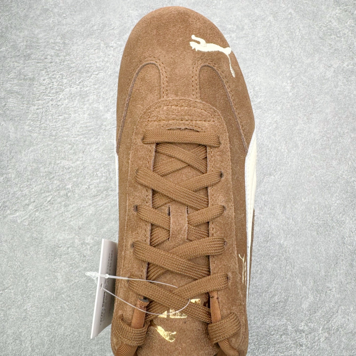 图片[4]-＃KZ纯原 PUMA Speedca OG 彪马极速赛车系列低帮德训风拼接复古百搭休闲运动赛车鞋 口碑大厂出品 品控大底版型不断改良更新 全套原纸板楦头开发 确保原汁原味 完美呈现版型 一比一鞋头弧度高度鞋身弧度 独家私模原厂航空铝磨具打磨大底 鞋头坡度极致还原 无解鞋型 原盒原配 圈内天花板工艺 原厂玻璃冲刀 超高清洁度 全鞋零毛边皮料切割 原厂中底布 鞋款从80、90年代赛车手所穿的防火赛车鞋为原型，鞋身线条模仿了赛车的流线廓形，体现了空气动力学原理的结构。简约流畅的外观，恰好又和贯穿其中的Formstrip Logo融合恰到好处，视觉上细节丰富且协调。本次Speedcat OG鞋款归来，最大看点自然式保留了窄版鞋型以及薄底构造。这两年各品牌鞋底越做越厚，Speedcat反其道而行之，上脚几乎无鞋底的效果带来耳目一新的视觉体验。鞋面依旧是以质感细腻的麂皮材质打造，并且大面积近乎全包裹的使用，复古味道也愈发浓烈。配色上更是将最原始的黑色和红色带回，向F1赛车队的标志性队服致敬。相信让各位一眼种草的更多是出挑的大红色，上脚即可瞬间点亮整体造型，在以球鞋为核心的OOTD中脱颖而出。而另一款黑色则是低调的万金油，彰显新潮个性的同时又不喧宾夺主，也是热爱简约系穿搭朋友的首选。 尺码：35.5 36 37 37.5 38 38.5 39 40 40.5 41 42 42.5 43 44 44.5 45 46-选品中心