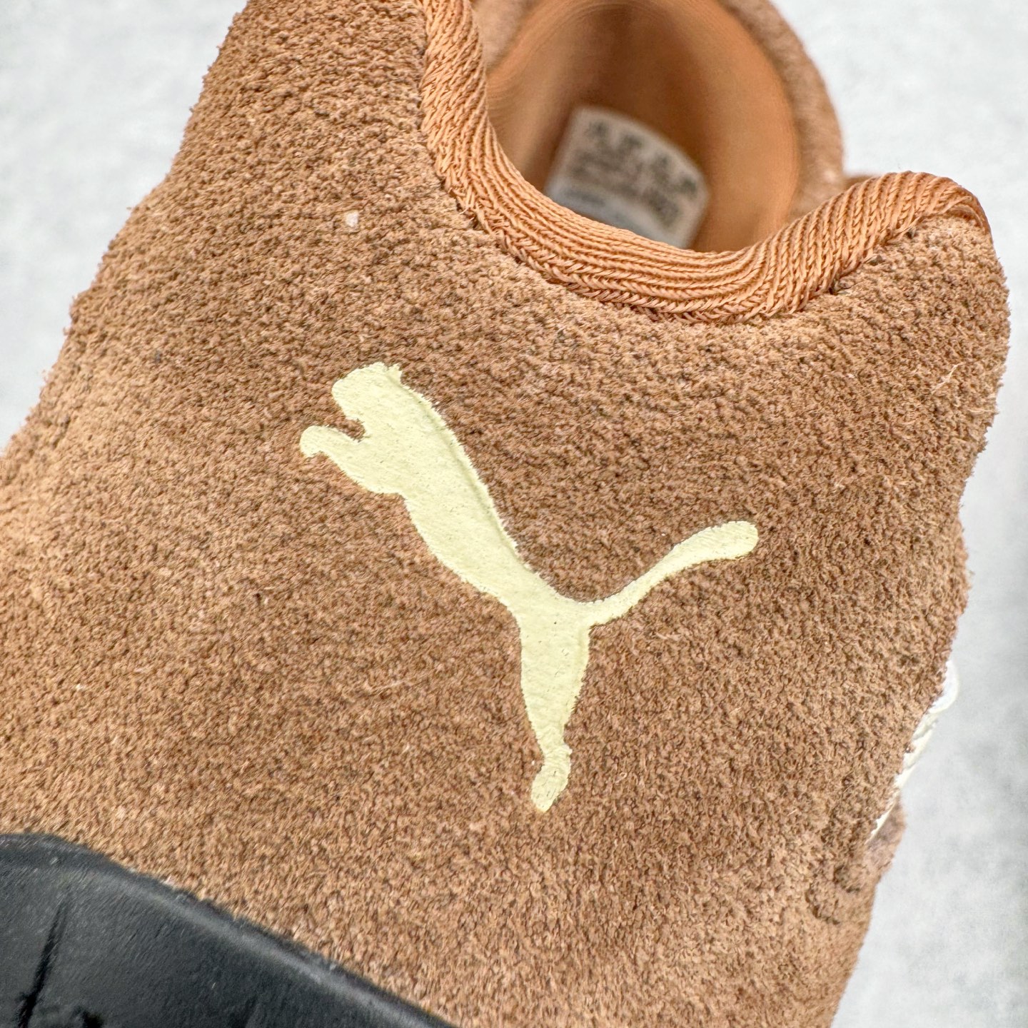 图片[13]-＃KZ纯原 PUMA Speedca OG 彪马极速赛车系列低帮德训风拼接复古百搭休闲运动赛车鞋 口碑大厂出品 品控大底版型不断改良更新 全套原纸板楦头开发 确保原汁原味 完美呈现版型 一比一鞋头弧度高度鞋身弧度 独家私模原厂航空铝磨具打磨大底 鞋头坡度极致还原 无解鞋型 原盒原配 圈内天花板工艺 原厂玻璃冲刀 超高清洁度 全鞋零毛边皮料切割 原厂中底布 鞋款从80、90年代赛车手所穿的防火赛车鞋为原型，鞋身线条模仿了赛车的流线廓形，体现了空气动力学原理的结构。简约流畅的外观，恰好又和贯穿其中的Formstrip Logo融合恰到好处，视觉上细节丰富且协调。本次Speedcat OG鞋款归来，最大看点自然式保留了窄版鞋型以及薄底构造。这两年各品牌鞋底越做越厚，Speedcat反其道而行之，上脚几乎无鞋底的效果带来耳目一新的视觉体验。鞋面依旧是以质感细腻的麂皮材质打造，并且大面积近乎全包裹的使用，复古味道也愈发浓烈。配色上更是将最原始的黑色和红色带回，向F1赛车队的标志性队服致敬。相信让各位一眼种草的更多是出挑的大红色，上脚即可瞬间点亮整体造型，在以球鞋为核心的OOTD中脱颖而出。而另一款黑色则是低调的万金油，彰显新潮个性的同时又不喧宾夺主，也是热爱简约系穿搭朋友的首选。 尺码：35.5 36 37 37.5 38 38.5 39 40 40.5 41 42 42.5 43 44 44.5 45 46-选品中心