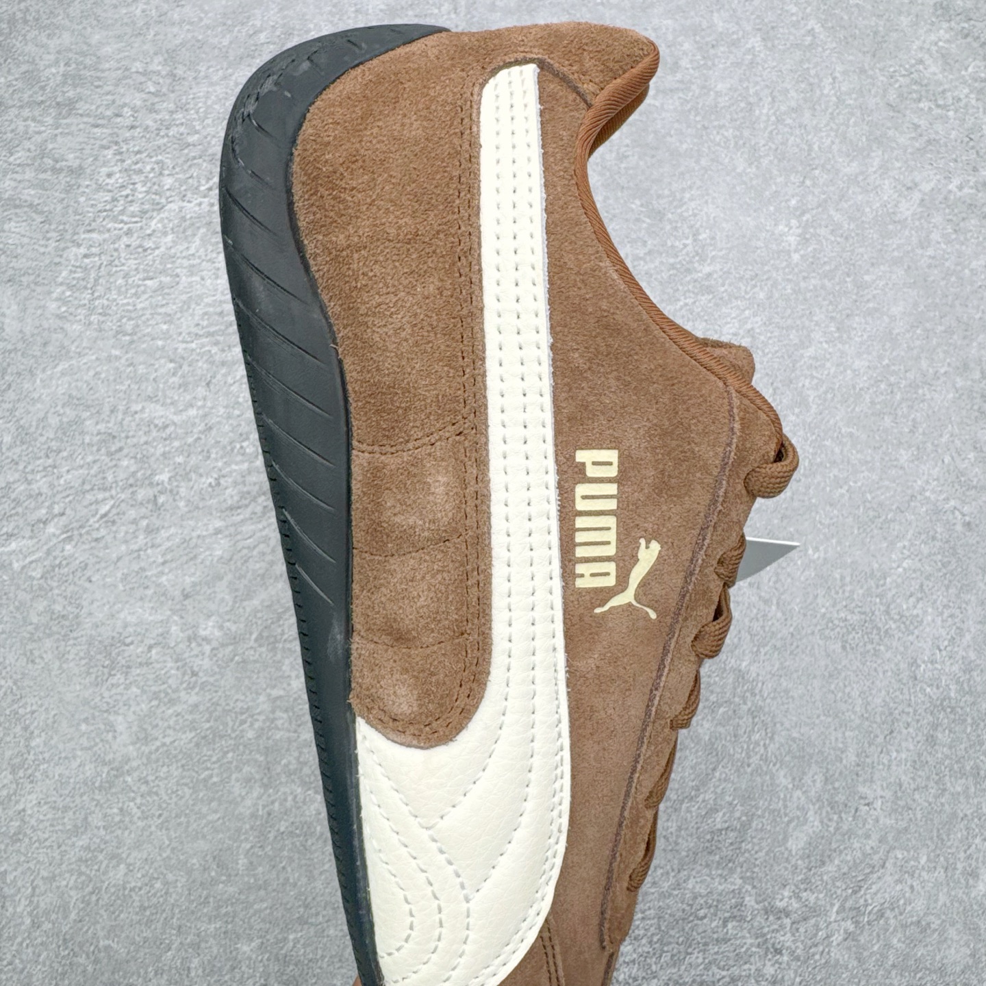 图片[6]-＃KZ纯原 PUMA Speedca OG 彪马极速赛车系列低帮德训风拼接复古百搭休闲运动赛车鞋 口碑大厂出品 品控大底版型不断改良更新 全套原纸板楦头开发 确保原汁原味 完美呈现版型 一比一鞋头弧度高度鞋身弧度 独家私模原厂航空铝磨具打磨大底 鞋头坡度极致还原 无解鞋型 原盒原配 圈内天花板工艺 原厂玻璃冲刀 超高清洁度 全鞋零毛边皮料切割 原厂中底布 鞋款从80、90年代赛车手所穿的防火赛车鞋为原型，鞋身线条模仿了赛车的流线廓形，体现了空气动力学原理的结构。简约流畅的外观，恰好又和贯穿其中的Formstrip Logo融合恰到好处，视觉上细节丰富且协调。本次Speedcat OG鞋款归来，最大看点自然式保留了窄版鞋型以及薄底构造。这两年各品牌鞋底越做越厚，Speedcat反其道而行之，上脚几乎无鞋底的效果带来耳目一新的视觉体验。鞋面依旧是以质感细腻的麂皮材质打造，并且大面积近乎全包裹的使用，复古味道也愈发浓烈。配色上更是将最原始的黑色和红色带回，向F1赛车队的标志性队服致敬。相信让各位一眼种草的更多是出挑的大红色，上脚即可瞬间点亮整体造型，在以球鞋为核心的OOTD中脱颖而出。而另一款黑色则是低调的万金油，彰显新潮个性的同时又不喧宾夺主，也是热爱简约系穿搭朋友的首选。 尺码：35.5 36 37 37.5 38 38.5 39 40 40.5 41 42 42.5 43 44 44.5 45 46-选品中心