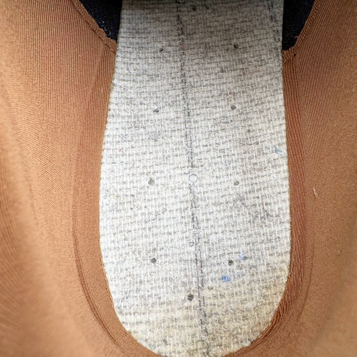 图片[12]-＃KZ纯原 PUMA Speedca OG 彪马极速赛车系列低帮德训风拼接复古百搭休闲运动赛车鞋 口碑大厂出品 品控大底版型不断改良更新 全套原纸板楦头开发 确保原汁原味 完美呈现版型 一比一鞋头弧度高度鞋身弧度 独家私模原厂航空铝磨具打磨大底 鞋头坡度极致还原 无解鞋型 原盒原配 圈内天花板工艺 原厂玻璃冲刀 超高清洁度 全鞋零毛边皮料切割 原厂中底布 鞋款从80、90年代赛车手所穿的防火赛车鞋为原型，鞋身线条模仿了赛车的流线廓形，体现了空气动力学原理的结构。简约流畅的外观，恰好又和贯穿其中的Formstrip Logo融合恰到好处，视觉上细节丰富且协调。本次Speedcat OG鞋款归来，最大看点自然式保留了窄版鞋型以及薄底构造。这两年各品牌鞋底越做越厚，Speedcat反其道而行之，上脚几乎无鞋底的效果带来耳目一新的视觉体验。鞋面依旧是以质感细腻的麂皮材质打造，并且大面积近乎全包裹的使用，复古味道也愈发浓烈。配色上更是将最原始的黑色和红色带回，向F1赛车队的标志性队服致敬。相信让各位一眼种草的更多是出挑的大红色，上脚即可瞬间点亮整体造型，在以球鞋为核心的OOTD中脱颖而出。而另一款黑色则是低调的万金油，彰显新潮个性的同时又不喧宾夺主，也是热爱简约系穿搭朋友的首选。 尺码：35.5 36 37 37.5 38 38.5 39 40 40.5 41 42 42.5 43 44 44.5 45 46-选品中心