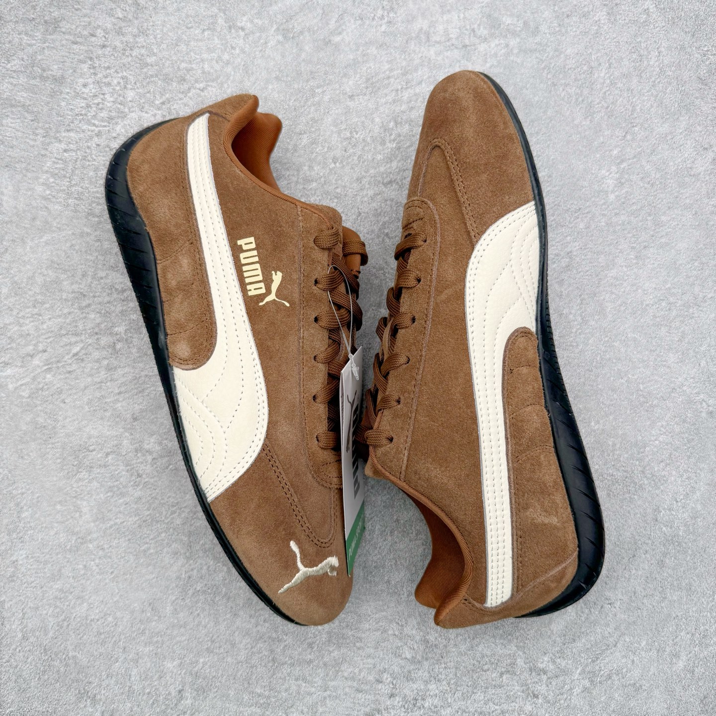 图片[3]-＃KZ纯原 PUMA Speedca OG 彪马极速赛车系列低帮德训风拼接复古百搭休闲运动赛车鞋 口碑大厂出品 品控大底版型不断改良更新 全套原纸板楦头开发 确保原汁原味 完美呈现版型 一比一鞋头弧度高度鞋身弧度 独家私模原厂航空铝磨具打磨大底 鞋头坡度极致还原 无解鞋型 原盒原配 圈内天花板工艺 原厂玻璃冲刀 超高清洁度 全鞋零毛边皮料切割 原厂中底布 鞋款从80、90年代赛车手所穿的防火赛车鞋为原型，鞋身线条模仿了赛车的流线廓形，体现了空气动力学原理的结构。简约流畅的外观，恰好又和贯穿其中的Formstrip Logo融合恰到好处，视觉上细节丰富且协调。本次Speedcat OG鞋款归来，最大看点自然式保留了窄版鞋型以及薄底构造。这两年各品牌鞋底越做越厚，Speedcat反其道而行之，上脚几乎无鞋底的效果带来耳目一新的视觉体验。鞋面依旧是以质感细腻的麂皮材质打造，并且大面积近乎全包裹的使用，复古味道也愈发浓烈。配色上更是将最原始的黑色和红色带回，向F1赛车队的标志性队服致敬。相信让各位一眼种草的更多是出挑的大红色，上脚即可瞬间点亮整体造型，在以球鞋为核心的OOTD中脱颖而出。而另一款黑色则是低调的万金油，彰显新潮个性的同时又不喧宾夺主，也是热爱简约系穿搭朋友的首选。 尺码：35.5 36 37 37.5 38 38.5 39 40 40.5 41 42 42.5 43 44 44.5 45 46-选品中心