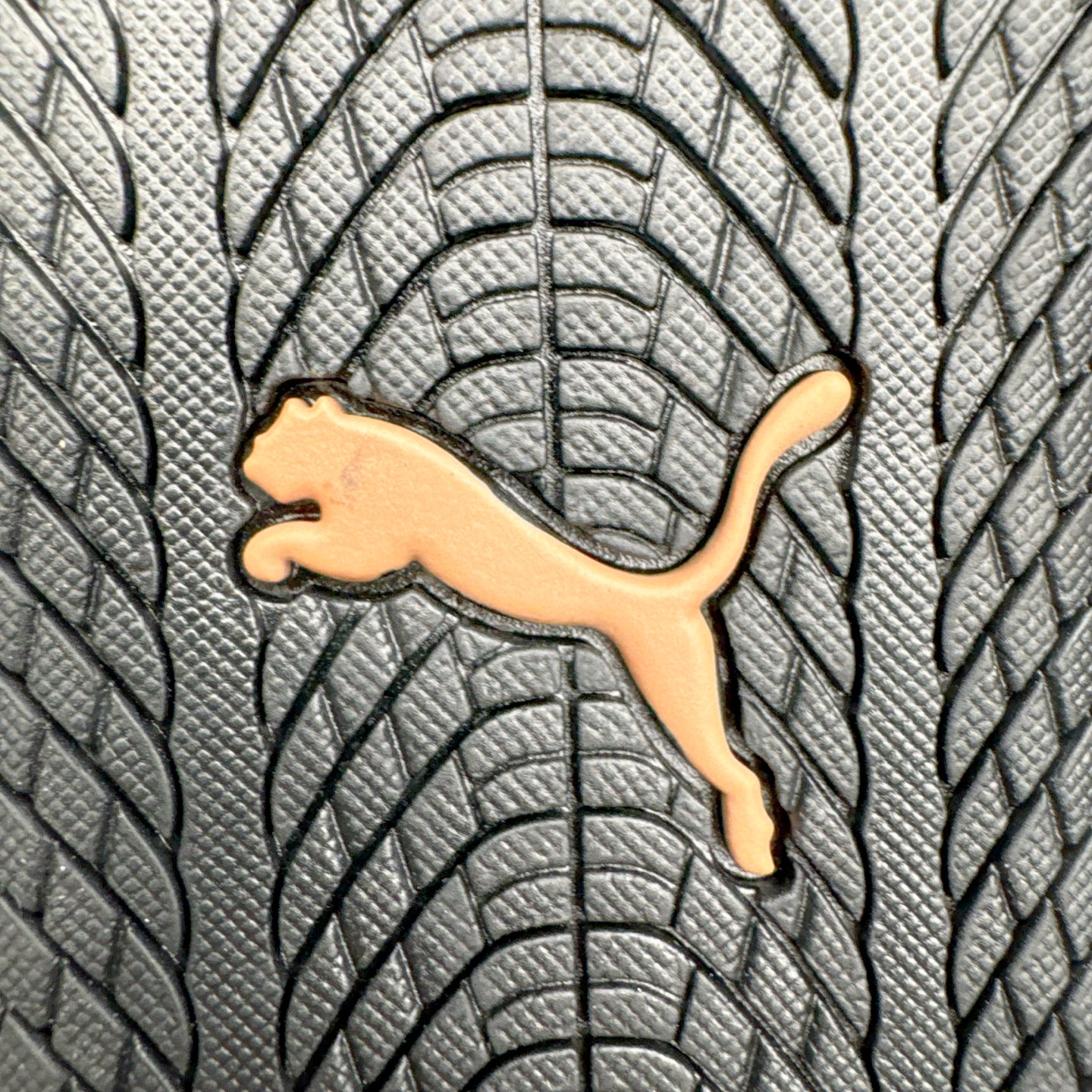 图片[10]-＃KZ纯原 PUMA Speedca OG 彪马极速赛车系列低帮德训风拼接复古百搭休闲运动赛车鞋 口碑大厂出品 品控大底版型不断改良更新 全套原纸板楦头开发 确保原汁原味 完美呈现版型 一比一鞋头弧度高度鞋身弧度 独家私模原厂航空铝磨具打磨大底 鞋头坡度极致还原 无解鞋型 原盒原配 圈内天花板工艺 原厂玻璃冲刀 超高清洁度 全鞋零毛边皮料切割 原厂中底布 鞋款从80、90年代赛车手所穿的防火赛车鞋为原型，鞋身线条模仿了赛车的流线廓形，体现了空气动力学原理的结构。简约流畅的外观，恰好又和贯穿其中的Formstrip Logo融合恰到好处，视觉上细节丰富且协调。本次Speedcat OG鞋款归来，最大看点自然式保留了窄版鞋型以及薄底构造。这两年各品牌鞋底越做越厚，Speedcat反其道而行之，上脚几乎无鞋底的效果带来耳目一新的视觉体验。鞋面依旧是以质感细腻的麂皮材质打造，并且大面积近乎全包裹的使用，复古味道也愈发浓烈。配色上更是将最原始的黑色和红色带回，向F1赛车队的标志性队服致敬。相信让各位一眼种草的更多是出挑的大红色，上脚即可瞬间点亮整体造型，在以球鞋为核心的OOTD中脱颖而出。而另一款黑色则是低调的万金油，彰显新潮个性的同时又不喧宾夺主，也是热爱简约系穿搭朋友的首选。 尺码：35.5 36 37 37.5 38 38.5 39 40 40.5 41 42 42.5 43 44 44.5 45 46-选品中心