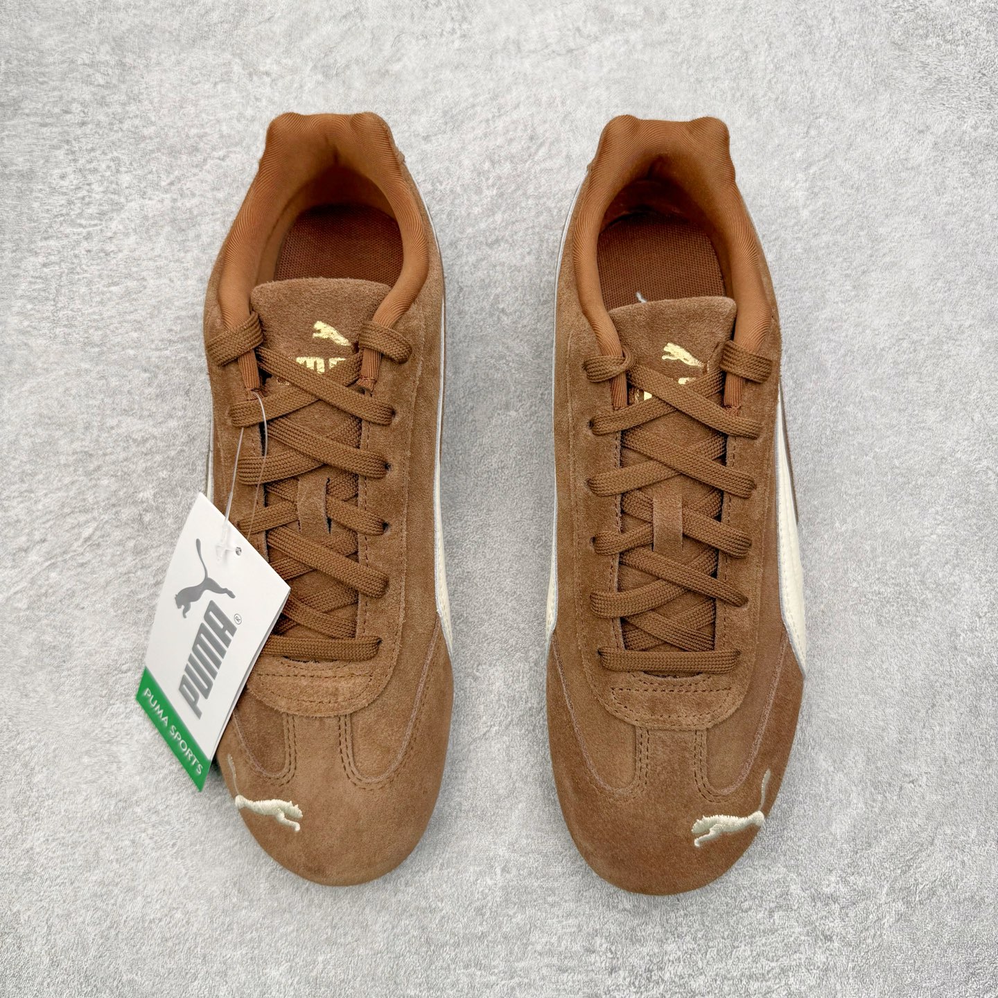 图片[2]-＃KZ纯原 PUMA Speedca OG 彪马极速赛车系列低帮德训风拼接复古百搭休闲运动赛车鞋 口碑大厂出品 品控大底版型不断改良更新 全套原纸板楦头开发 确保原汁原味 完美呈现版型 一比一鞋头弧度高度鞋身弧度 独家私模原厂航空铝磨具打磨大底 鞋头坡度极致还原 无解鞋型 原盒原配 圈内天花板工艺 原厂玻璃冲刀 超高清洁度 全鞋零毛边皮料切割 原厂中底布 鞋款从80、90年代赛车手所穿的防火赛车鞋为原型，鞋身线条模仿了赛车的流线廓形，体现了空气动力学原理的结构。简约流畅的外观，恰好又和贯穿其中的Formstrip Logo融合恰到好处，视觉上细节丰富且协调。本次Speedcat OG鞋款归来，最大看点自然式保留了窄版鞋型以及薄底构造。这两年各品牌鞋底越做越厚，Speedcat反其道而行之，上脚几乎无鞋底的效果带来耳目一新的视觉体验。鞋面依旧是以质感细腻的麂皮材质打造，并且大面积近乎全包裹的使用，复古味道也愈发浓烈。配色上更是将最原始的黑色和红色带回，向F1赛车队的标志性队服致敬。相信让各位一眼种草的更多是出挑的大红色，上脚即可瞬间点亮整体造型，在以球鞋为核心的OOTD中脱颖而出。而另一款黑色则是低调的万金油，彰显新潮个性的同时又不喧宾夺主，也是热爱简约系穿搭朋友的首选。 尺码：35.5 36 37 37.5 38 38.5 39 40 40.5 41 42 42.5 43 44 44.5 45 46-选品中心