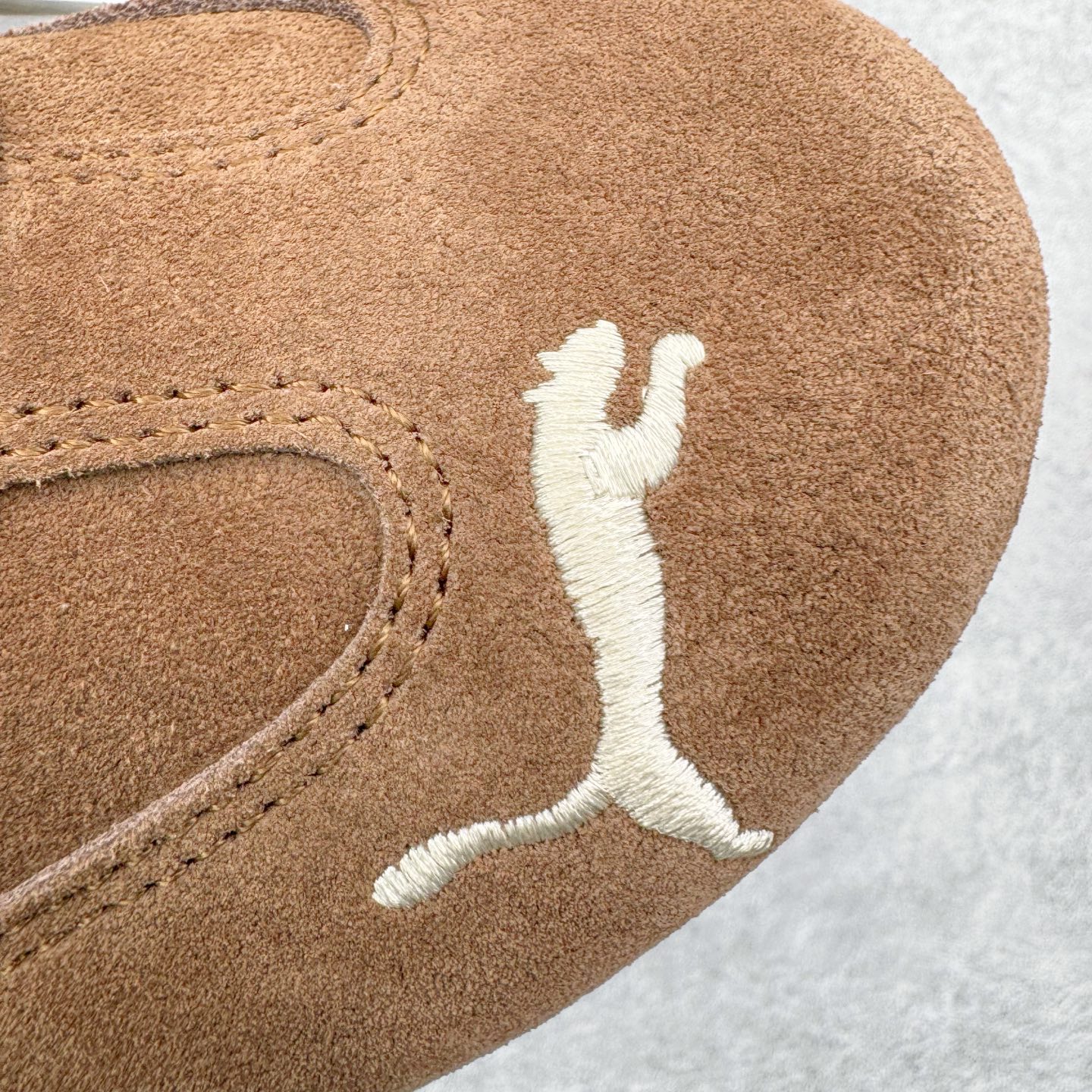 图片[15]-＃KZ纯原 PUMA Speedca OG 彪马极速赛车系列低帮德训风拼接复古百搭休闲运动赛车鞋 口碑大厂出品 品控大底版型不断改良更新 全套原纸板楦头开发 确保原汁原味 完美呈现版型 一比一鞋头弧度高度鞋身弧度 独家私模原厂航空铝磨具打磨大底 鞋头坡度极致还原 无解鞋型 原盒原配 圈内天花板工艺 原厂玻璃冲刀 超高清洁度 全鞋零毛边皮料切割 原厂中底布 鞋款从80、90年代赛车手所穿的防火赛车鞋为原型，鞋身线条模仿了赛车的流线廓形，体现了空气动力学原理的结构。简约流畅的外观，恰好又和贯穿其中的Formstrip Logo融合恰到好处，视觉上细节丰富且协调。本次Speedcat OG鞋款归来，最大看点自然式保留了窄版鞋型以及薄底构造。这两年各品牌鞋底越做越厚，Speedcat反其道而行之，上脚几乎无鞋底的效果带来耳目一新的视觉体验。鞋面依旧是以质感细腻的麂皮材质打造，并且大面积近乎全包裹的使用，复古味道也愈发浓烈。配色上更是将最原始的黑色和红色带回，向F1赛车队的标志性队服致敬。相信让各位一眼种草的更多是出挑的大红色，上脚即可瞬间点亮整体造型，在以球鞋为核心的OOTD中脱颖而出。而另一款黑色则是低调的万金油，彰显新潮个性的同时又不喧宾夺主，也是热爱简约系穿搭朋友的首选。 尺码：35.5 36 37 37.5 38 38.5 39 40 40.5 41 42 42.5 43 44 44.5 45 46-选品中心