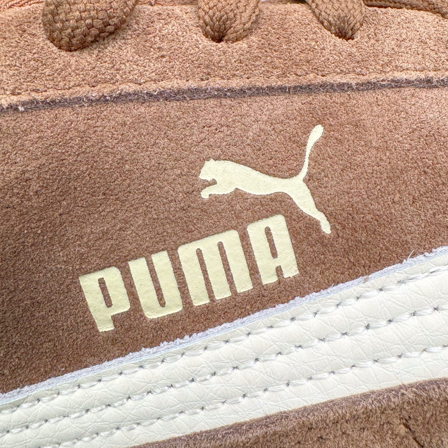 图片[17]-＃KZ纯原 PUMA Speedca OG 彪马极速赛车系列低帮德训风拼接复古百搭休闲运动赛车鞋 口碑大厂出品 品控大底版型不断改良更新 全套原纸板楦头开发 确保原汁原味 完美呈现版型 一比一鞋头弧度高度鞋身弧度 独家私模原厂航空铝磨具打磨大底 鞋头坡度极致还原 无解鞋型 原盒原配 圈内天花板工艺 原厂玻璃冲刀 超高清洁度 全鞋零毛边皮料切割 原厂中底布 鞋款从80、90年代赛车手所穿的防火赛车鞋为原型，鞋身线条模仿了赛车的流线廓形，体现了空气动力学原理的结构。简约流畅的外观，恰好又和贯穿其中的Formstrip Logo融合恰到好处，视觉上细节丰富且协调。本次Speedcat OG鞋款归来，最大看点自然式保留了窄版鞋型以及薄底构造。这两年各品牌鞋底越做越厚，Speedcat反其道而行之，上脚几乎无鞋底的效果带来耳目一新的视觉体验。鞋面依旧是以质感细腻的麂皮材质打造，并且大面积近乎全包裹的使用，复古味道也愈发浓烈。配色上更是将最原始的黑色和红色带回，向F1赛车队的标志性队服致敬。相信让各位一眼种草的更多是出挑的大红色，上脚即可瞬间点亮整体造型，在以球鞋为核心的OOTD中脱颖而出。而另一款黑色则是低调的万金油，彰显新潮个性的同时又不喧宾夺主，也是热爱简约系穿搭朋友的首选。 尺码：35.5 36 37 37.5 38 38.5 39 40 40.5 41 42 42.5 43 44 44.5 45 46-选品中心
