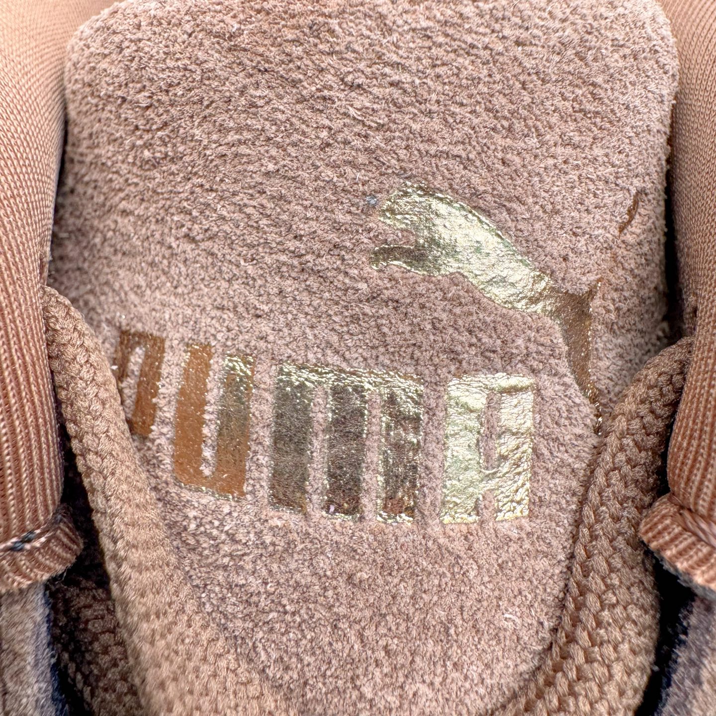 图片[18]-＃KZ纯原 PUMA Speedca OG 彪马极速赛车系列低帮德训风拼接复古百搭休闲运动赛车鞋 口碑大厂出品 品控大底版型不断改良更新 全套原纸板楦头开发 确保原汁原味 完美呈现版型 一比一鞋头弧度高度鞋身弧度 独家私模原厂航空铝磨具打磨大底 鞋头坡度极致还原 无解鞋型 原盒原配 圈内天花板工艺 原厂玻璃冲刀 超高清洁度 全鞋零毛边皮料切割 原厂中底布 鞋款从80、90年代赛车手所穿的防火赛车鞋为原型，鞋身线条模仿了赛车的流线廓形，体现了空气动力学原理的结构。简约流畅的外观，恰好又和贯穿其中的Formstrip Logo融合恰到好处，视觉上细节丰富且协调。本次Speedcat OG鞋款归来，最大看点自然式保留了窄版鞋型以及薄底构造。这两年各品牌鞋底越做越厚，Speedcat反其道而行之，上脚几乎无鞋底的效果带来耳目一新的视觉体验。鞋面依旧是以质感细腻的麂皮材质打造，并且大面积近乎全包裹的使用，复古味道也愈发浓烈。配色上更是将最原始的黑色和红色带回，向F1赛车队的标志性队服致敬。相信让各位一眼种草的更多是出挑的大红色，上脚即可瞬间点亮整体造型，在以球鞋为核心的OOTD中脱颖而出。而另一款黑色则是低调的万金油，彰显新潮个性的同时又不喧宾夺主，也是热爱简约系穿搭朋友的首选。 尺码：35.5 36 37 37.5 38 38.5 39 40 40.5 41 42 42.5 43 44 44.5 45 46-选品中心