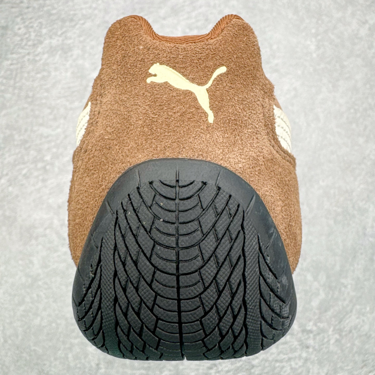 图片[8]-＃KZ纯原 PUMA Speedca OG 彪马极速赛车系列低帮德训风拼接复古百搭休闲运动赛车鞋 口碑大厂出品 品控大底版型不断改良更新 全套原纸板楦头开发 确保原汁原味 完美呈现版型 一比一鞋头弧度高度鞋身弧度 独家私模原厂航空铝磨具打磨大底 鞋头坡度极致还原 无解鞋型 原盒原配 圈内天花板工艺 原厂玻璃冲刀 超高清洁度 全鞋零毛边皮料切割 原厂中底布 鞋款从80、90年代赛车手所穿的防火赛车鞋为原型，鞋身线条模仿了赛车的流线廓形，体现了空气动力学原理的结构。简约流畅的外观，恰好又和贯穿其中的Formstrip Logo融合恰到好处，视觉上细节丰富且协调。本次Speedcat OG鞋款归来，最大看点自然式保留了窄版鞋型以及薄底构造。这两年各品牌鞋底越做越厚，Speedcat反其道而行之，上脚几乎无鞋底的效果带来耳目一新的视觉体验。鞋面依旧是以质感细腻的麂皮材质打造，并且大面积近乎全包裹的使用，复古味道也愈发浓烈。配色上更是将最原始的黑色和红色带回，向F1赛车队的标志性队服致敬。相信让各位一眼种草的更多是出挑的大红色，上脚即可瞬间点亮整体造型，在以球鞋为核心的OOTD中脱颖而出。而另一款黑色则是低调的万金油，彰显新潮个性的同时又不喧宾夺主，也是热爱简约系穿搭朋友的首选。 尺码：35.5 36 37 37.5 38 38.5 39 40 40.5 41 42 42.5 43 44 44.5 45 46-选品中心