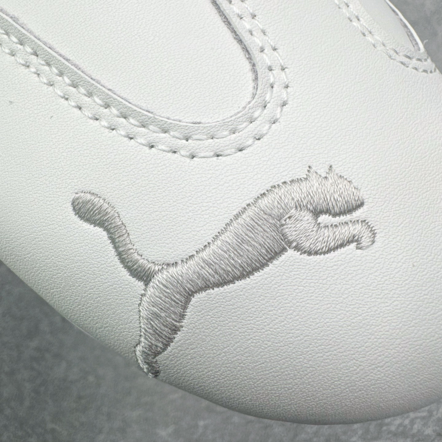 图片[11]-＃KZ纯原 PUMA Speedca OG 彪马极速赛车系列低帮德训风拼接复古百搭休闲运动赛车鞋 口碑大厂出品 品控大底版型不断改良更新 全套原纸板楦头开发 确保原汁原味 完美呈现版型 一比一鞋头弧度高度鞋身弧度 独家私模原厂航空铝磨具打磨大底 鞋头坡度极致还原 无解鞋型 原盒原配 圈内天花板工艺 原厂玻璃冲刀 超高清洁度 全鞋零毛边皮料切割 原厂中底布 鞋款从80、90年代赛车手所穿的防火赛车鞋为原型，鞋身线条模仿了赛车的流线廓形，体现了空气动力学原理的结构。简约流畅的外观，恰好又和贯穿其中的Formstrip Logo融合恰到好处，视觉上细节丰富且协调。本次Speedcat OG鞋款归来，最大看点自然式保留了窄版鞋型以及薄底构造。这两年各品牌鞋底越做越厚，Speedcat反其道而行之，上脚几乎无鞋底的效果带来耳目一新的视觉体验。鞋面依旧是以质感细腻的麂皮材质打造，并且大面积近乎全包裹的使用，复古味道也愈发浓烈。配色上更是将最原始的黑色和红色带回，向F1赛车队的标志性队服致敬。相信让各位一眼种草的更多是出挑的大红色，上脚即可瞬间点亮整体造型，在以球鞋为核心的OOTD中脱颖而出。而另一款黑色则是低调的万金油，彰显新潮个性的同时又不喧宾夺主，也是热爱简约系穿搭朋友的首选。 尺码：35.5 36 37 37.5 38 38.5 39 40 40.5 41 42 42.5 43 44 44.5 45 46-选品中心