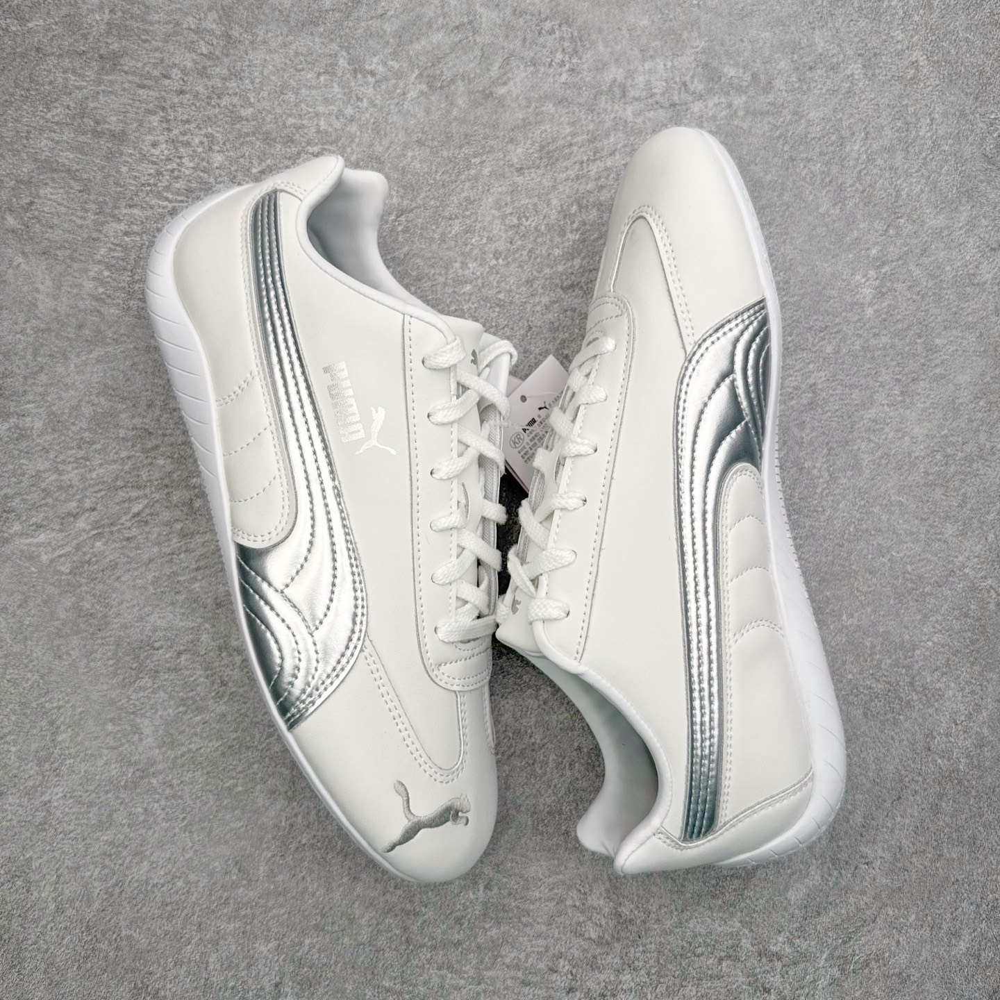 图片[3]-＃KZ纯原 PUMA Speedca OG 彪马极速赛车系列低帮德训风拼接复古百搭休闲运动赛车鞋 口碑大厂出品 品控大底版型不断改良更新 全套原纸板楦头开发 确保原汁原味 完美呈现版型 一比一鞋头弧度高度鞋身弧度 独家私模原厂航空铝磨具打磨大底 鞋头坡度极致还原 无解鞋型 原盒原配 圈内天花板工艺 原厂玻璃冲刀 超高清洁度 全鞋零毛边皮料切割 原厂中底布 鞋款从80、90年代赛车手所穿的防火赛车鞋为原型，鞋身线条模仿了赛车的流线廓形，体现了空气动力学原理的结构。简约流畅的外观，恰好又和贯穿其中的Formstrip Logo融合恰到好处，视觉上细节丰富且协调。本次Speedcat OG鞋款归来，最大看点自然式保留了窄版鞋型以及薄底构造。这两年各品牌鞋底越做越厚，Speedcat反其道而行之，上脚几乎无鞋底的效果带来耳目一新的视觉体验。鞋面依旧是以质感细腻的麂皮材质打造，并且大面积近乎全包裹的使用，复古味道也愈发浓烈。配色上更是将最原始的黑色和红色带回，向F1赛车队的标志性队服致敬。相信让各位一眼种草的更多是出挑的大红色，上脚即可瞬间点亮整体造型，在以球鞋为核心的OOTD中脱颖而出。而另一款黑色则是低调的万金油，彰显新潮个性的同时又不喧宾夺主，也是热爱简约系穿搭朋友的首选。 尺码：35.5 36 37 37.5 38 38.5 39 40 40.5 41 42 42.5 43 44 44.5 45 46-选品中心