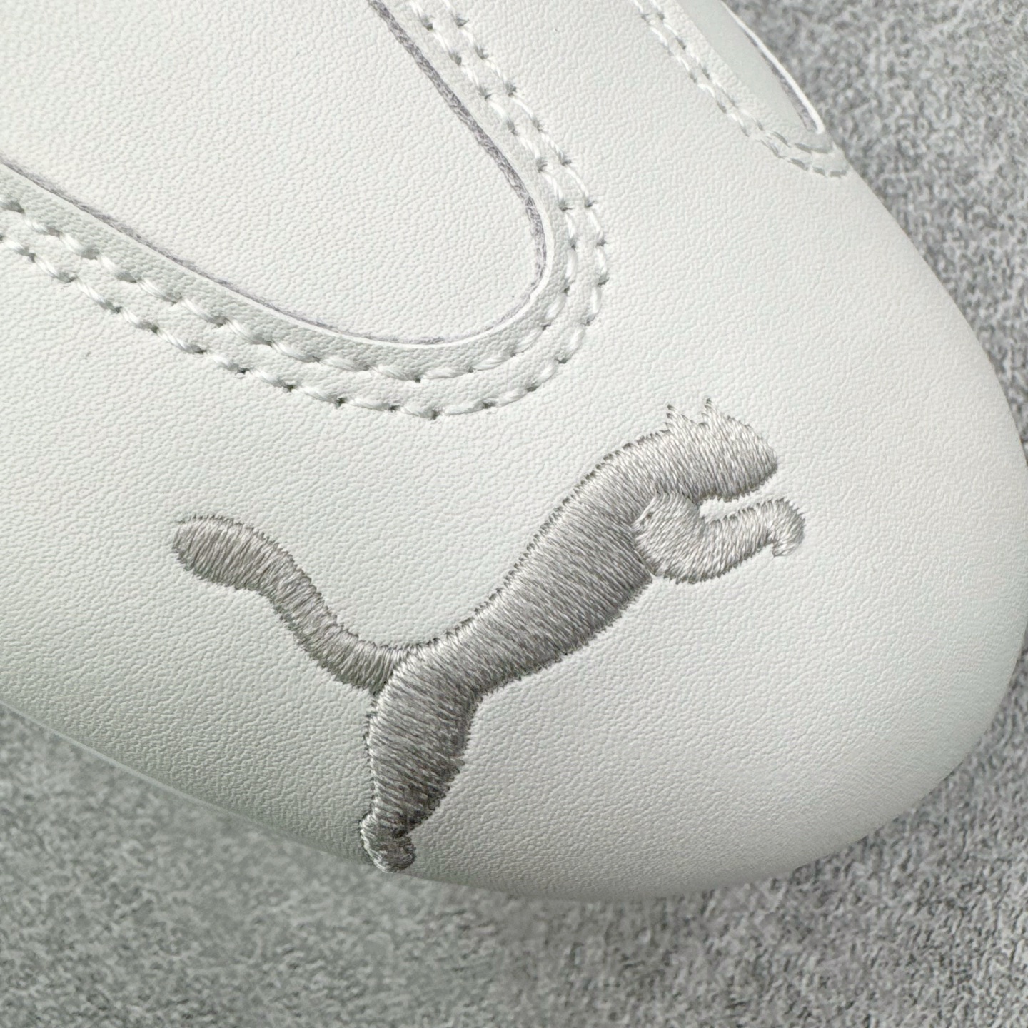 图片[16]-＃KZ纯原 PUMA Speedca OG 彪马极速赛车系列低帮德训风拼接复古百搭休闲运动赛车鞋 口碑大厂出品 品控大底版型不断改良更新 全套原纸板楦头开发 确保原汁原味 完美呈现版型 一比一鞋头弧度高度鞋身弧度 独家私模原厂航空铝磨具打磨大底 鞋头坡度极致还原 无解鞋型 原盒原配 圈内天花板工艺 原厂玻璃冲刀 超高清洁度 全鞋零毛边皮料切割 原厂中底布 鞋款从80、90年代赛车手所穿的防火赛车鞋为原型，鞋身线条模仿了赛车的流线廓形，体现了空气动力学原理的结构。简约流畅的外观，恰好又和贯穿其中的Formstrip Logo融合恰到好处，视觉上细节丰富且协调。本次Speedcat OG鞋款归来，最大看点自然式保留了窄版鞋型以及薄底构造。这两年各品牌鞋底越做越厚，Speedcat反其道而行之，上脚几乎无鞋底的效果带来耳目一新的视觉体验。鞋面依旧是以质感细腻的麂皮材质打造，并且大面积近乎全包裹的使用，复古味道也愈发浓烈。配色上更是将最原始的黑色和红色带回，向F1赛车队的标志性队服致敬。相信让各位一眼种草的更多是出挑的大红色，上脚即可瞬间点亮整体造型，在以球鞋为核心的OOTD中脱颖而出。而另一款黑色则是低调的万金油，彰显新潮个性的同时又不喧宾夺主，也是热爱简约系穿搭朋友的首选。 尺码：35.5 36 37 37.5 38 38.5 39 40 40.5 41 42 42.5 43 44 44.5 45 46-选品中心