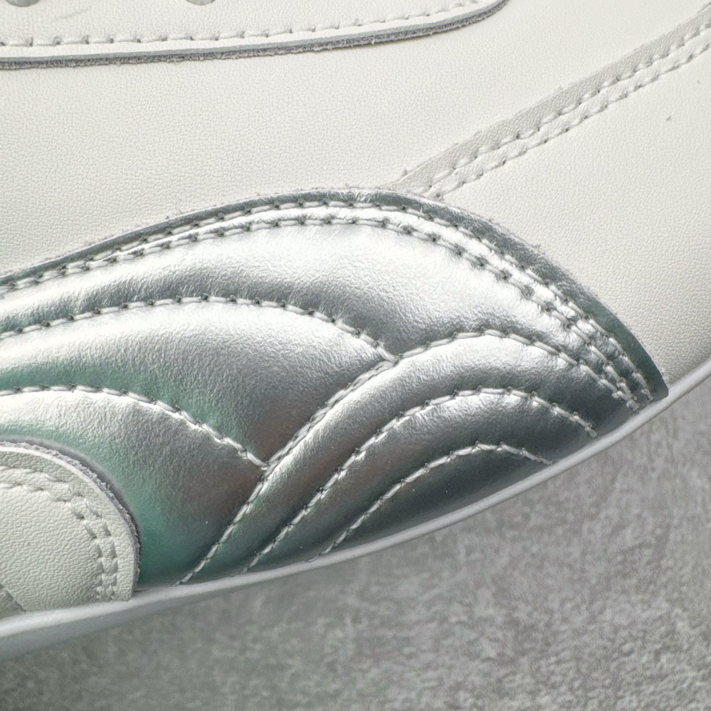 图片[14]-＃KZ纯原 PUMA Speedca OG 彪马极速赛车系列低帮德训风拼接复古百搭休闲运动赛车鞋 口碑大厂出品 品控大底版型不断改良更新 全套原纸板楦头开发 确保原汁原味 完美呈现版型 一比一鞋头弧度高度鞋身弧度 独家私模原厂航空铝磨具打磨大底 鞋头坡度极致还原 无解鞋型 原盒原配 圈内天花板工艺 原厂玻璃冲刀 超高清洁度 全鞋零毛边皮料切割 原厂中底布 鞋款从80、90年代赛车手所穿的防火赛车鞋为原型，鞋身线条模仿了赛车的流线廓形，体现了空气动力学原理的结构。简约流畅的外观，恰好又和贯穿其中的Formstrip Logo融合恰到好处，视觉上细节丰富且协调。本次Speedcat OG鞋款归来，最大看点自然式保留了窄版鞋型以及薄底构造。这两年各品牌鞋底越做越厚，Speedcat反其道而行之，上脚几乎无鞋底的效果带来耳目一新的视觉体验。鞋面依旧是以质感细腻的麂皮材质打造，并且大面积近乎全包裹的使用，复古味道也愈发浓烈。配色上更是将最原始的黑色和红色带回，向F1赛车队的标志性队服致敬。相信让各位一眼种草的更多是出挑的大红色，上脚即可瞬间点亮整体造型，在以球鞋为核心的OOTD中脱颖而出。而另一款黑色则是低调的万金油，彰显新潮个性的同时又不喧宾夺主，也是热爱简约系穿搭朋友的首选。 尺码：35.5 36 37 37.5 38 38.5 39 40 40.5 41 42 42.5 43 44 44.5 45 46-选品中心