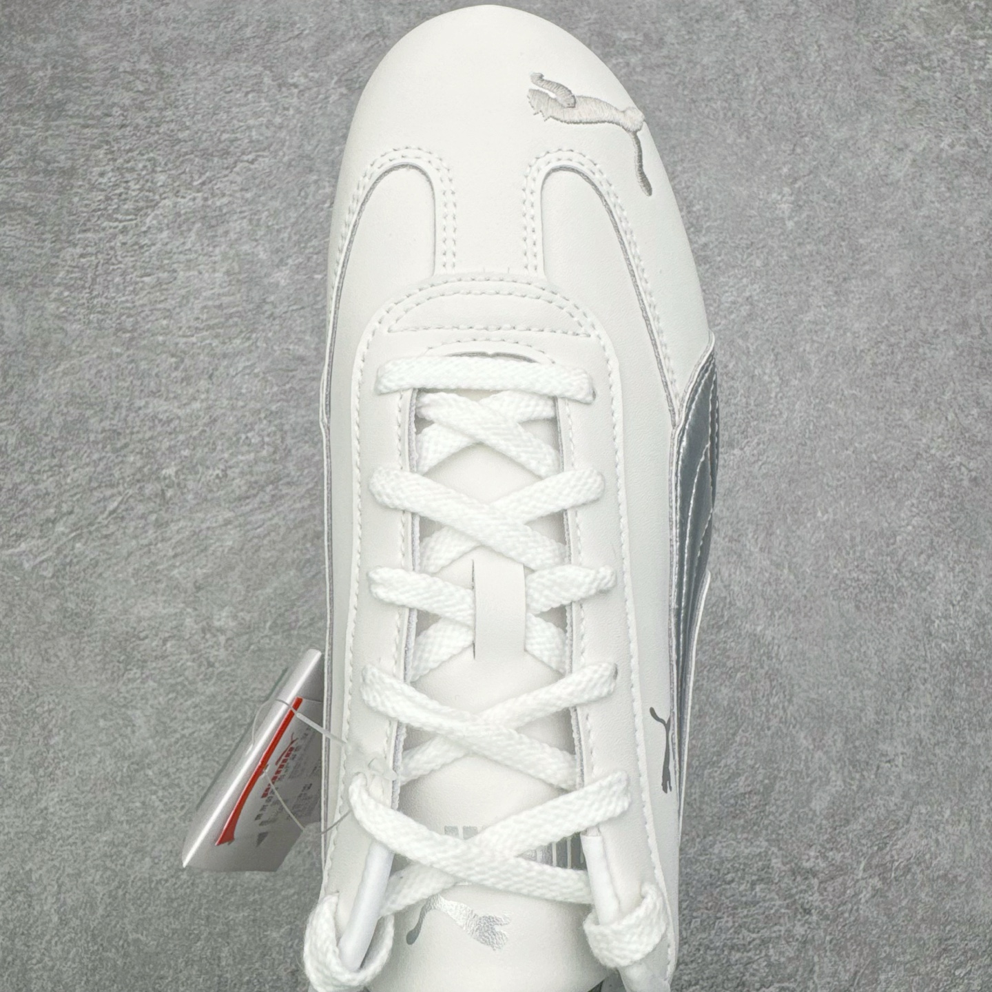 图片[4]-＃KZ纯原 PUMA Speedca OG 彪马极速赛车系列低帮德训风拼接复古百搭休闲运动赛车鞋 口碑大厂出品 品控大底版型不断改良更新 全套原纸板楦头开发 确保原汁原味 完美呈现版型 一比一鞋头弧度高度鞋身弧度 独家私模原厂航空铝磨具打磨大底 鞋头坡度极致还原 无解鞋型 原盒原配 圈内天花板工艺 原厂玻璃冲刀 超高清洁度 全鞋零毛边皮料切割 原厂中底布 鞋款从80、90年代赛车手所穿的防火赛车鞋为原型，鞋身线条模仿了赛车的流线廓形，体现了空气动力学原理的结构。简约流畅的外观，恰好又和贯穿其中的Formstrip Logo融合恰到好处，视觉上细节丰富且协调。本次Speedcat OG鞋款归来，最大看点自然式保留了窄版鞋型以及薄底构造。这两年各品牌鞋底越做越厚，Speedcat反其道而行之，上脚几乎无鞋底的效果带来耳目一新的视觉体验。鞋面依旧是以质感细腻的麂皮材质打造，并且大面积近乎全包裹的使用，复古味道也愈发浓烈。配色上更是将最原始的黑色和红色带回，向F1赛车队的标志性队服致敬。相信让各位一眼种草的更多是出挑的大红色，上脚即可瞬间点亮整体造型，在以球鞋为核心的OOTD中脱颖而出。而另一款黑色则是低调的万金油，彰显新潮个性的同时又不喧宾夺主，也是热爱简约系穿搭朋友的首选。 尺码：35.5 36 37 37.5 38 38.5 39 40 40.5 41 42 42.5 43 44 44.5 45 46-选品中心