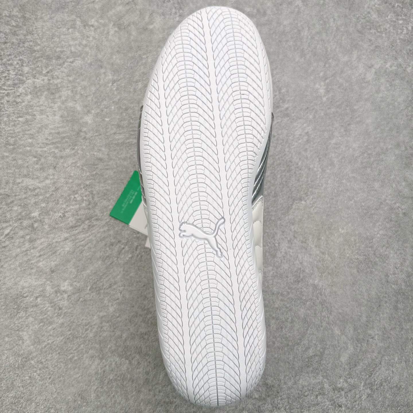 图片[9]-＃KZ纯原 PUMA Speedca OG 彪马极速赛车系列低帮德训风拼接复古百搭休闲运动赛车鞋 口碑大厂出品 品控大底版型不断改良更新 全套原纸板楦头开发 确保原汁原味 完美呈现版型 一比一鞋头弧度高度鞋身弧度 独家私模原厂航空铝磨具打磨大底 鞋头坡度极致还原 无解鞋型 原盒原配 圈内天花板工艺 原厂玻璃冲刀 超高清洁度 全鞋零毛边皮料切割 原厂中底布 鞋款从80、90年代赛车手所穿的防火赛车鞋为原型，鞋身线条模仿了赛车的流线廓形，体现了空气动力学原理的结构。简约流畅的外观，恰好又和贯穿其中的Formstrip Logo融合恰到好处，视觉上细节丰富且协调。本次Speedcat OG鞋款归来，最大看点自然式保留了窄版鞋型以及薄底构造。这两年各品牌鞋底越做越厚，Speedcat反其道而行之，上脚几乎无鞋底的效果带来耳目一新的视觉体验。鞋面依旧是以质感细腻的麂皮材质打造，并且大面积近乎全包裹的使用，复古味道也愈发浓烈。配色上更是将最原始的黑色和红色带回，向F1赛车队的标志性队服致敬。相信让各位一眼种草的更多是出挑的大红色，上脚即可瞬间点亮整体造型，在以球鞋为核心的OOTD中脱颖而出。而另一款黑色则是低调的万金油，彰显新潮个性的同时又不喧宾夺主，也是热爱简约系穿搭朋友的首选。 尺码：35.5 36 37 37.5 38 38.5 39 40 40.5 41 42 42.5 43 44 44.5 45 46-选品中心