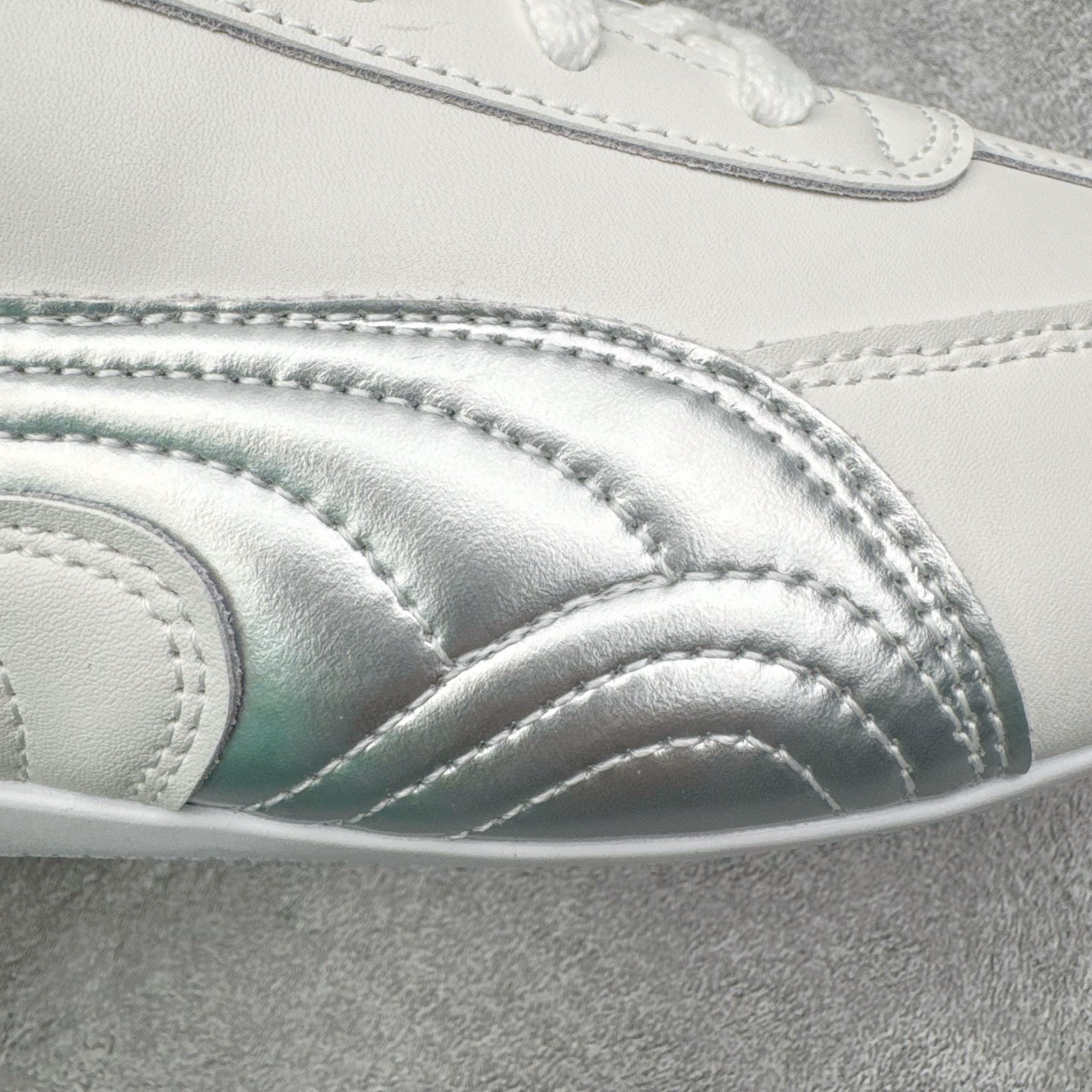 图片[18]-＃KZ纯原 PUMA Speedca OG 彪马极速赛车系列低帮德训风拼接复古百搭休闲运动赛车鞋 口碑大厂出品 品控大底版型不断改良更新 全套原纸板楦头开发 确保原汁原味 完美呈现版型 一比一鞋头弧度高度鞋身弧度 独家私模原厂航空铝磨具打磨大底 鞋头坡度极致还原 无解鞋型 原盒原配 圈内天花板工艺 原厂玻璃冲刀 超高清洁度 全鞋零毛边皮料切割 原厂中底布 鞋款从80、90年代赛车手所穿的防火赛车鞋为原型，鞋身线条模仿了赛车的流线廓形，体现了空气动力学原理的结构。简约流畅的外观，恰好又和贯穿其中的Formstrip Logo融合恰到好处，视觉上细节丰富且协调。本次Speedcat OG鞋款归来，最大看点自然式保留了窄版鞋型以及薄底构造。这两年各品牌鞋底越做越厚，Speedcat反其道而行之，上脚几乎无鞋底的效果带来耳目一新的视觉体验。鞋面依旧是以质感细腻的麂皮材质打造，并且大面积近乎全包裹的使用，复古味道也愈发浓烈。配色上更是将最原始的黑色和红色带回，向F1赛车队的标志性队服致敬。相信让各位一眼种草的更多是出挑的大红色，上脚即可瞬间点亮整体造型，在以球鞋为核心的OOTD中脱颖而出。而另一款黑色则是低调的万金油，彰显新潮个性的同时又不喧宾夺主，也是热爱简约系穿搭朋友的首选。 尺码：35.5 36 37 37.5 38 38.5 39 40 40.5 41 42 42.5 43 44 44.5 45 46-选品中心