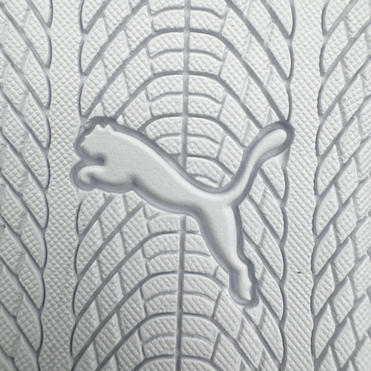 图片[19]-＃KZ纯原 PUMA Speedca OG 彪马极速赛车系列低帮德训风拼接复古百搭休闲运动赛车鞋 口碑大厂出品 品控大底版型不断改良更新 全套原纸板楦头开发 确保原汁原味 完美呈现版型 一比一鞋头弧度高度鞋身弧度 独家私模原厂航空铝磨具打磨大底 鞋头坡度极致还原 无解鞋型 原盒原配 圈内天花板工艺 原厂玻璃冲刀 超高清洁度 全鞋零毛边皮料切割 原厂中底布 鞋款从80、90年代赛车手所穿的防火赛车鞋为原型，鞋身线条模仿了赛车的流线廓形，体现了空气动力学原理的结构。简约流畅的外观，恰好又和贯穿其中的Formstrip Logo融合恰到好处，视觉上细节丰富且协调。本次Speedcat OG鞋款归来，最大看点自然式保留了窄版鞋型以及薄底构造。这两年各品牌鞋底越做越厚，Speedcat反其道而行之，上脚几乎无鞋底的效果带来耳目一新的视觉体验。鞋面依旧是以质感细腻的麂皮材质打造，并且大面积近乎全包裹的使用，复古味道也愈发浓烈。配色上更是将最原始的黑色和红色带回，向F1赛车队的标志性队服致敬。相信让各位一眼种草的更多是出挑的大红色，上脚即可瞬间点亮整体造型，在以球鞋为核心的OOTD中脱颖而出。而另一款黑色则是低调的万金油，彰显新潮个性的同时又不喧宾夺主，也是热爱简约系穿搭朋友的首选。 尺码：35.5 36 37 37.5 38 38.5 39 40 40.5 41 42 42.5 43 44 44.5 45 46-选品中心