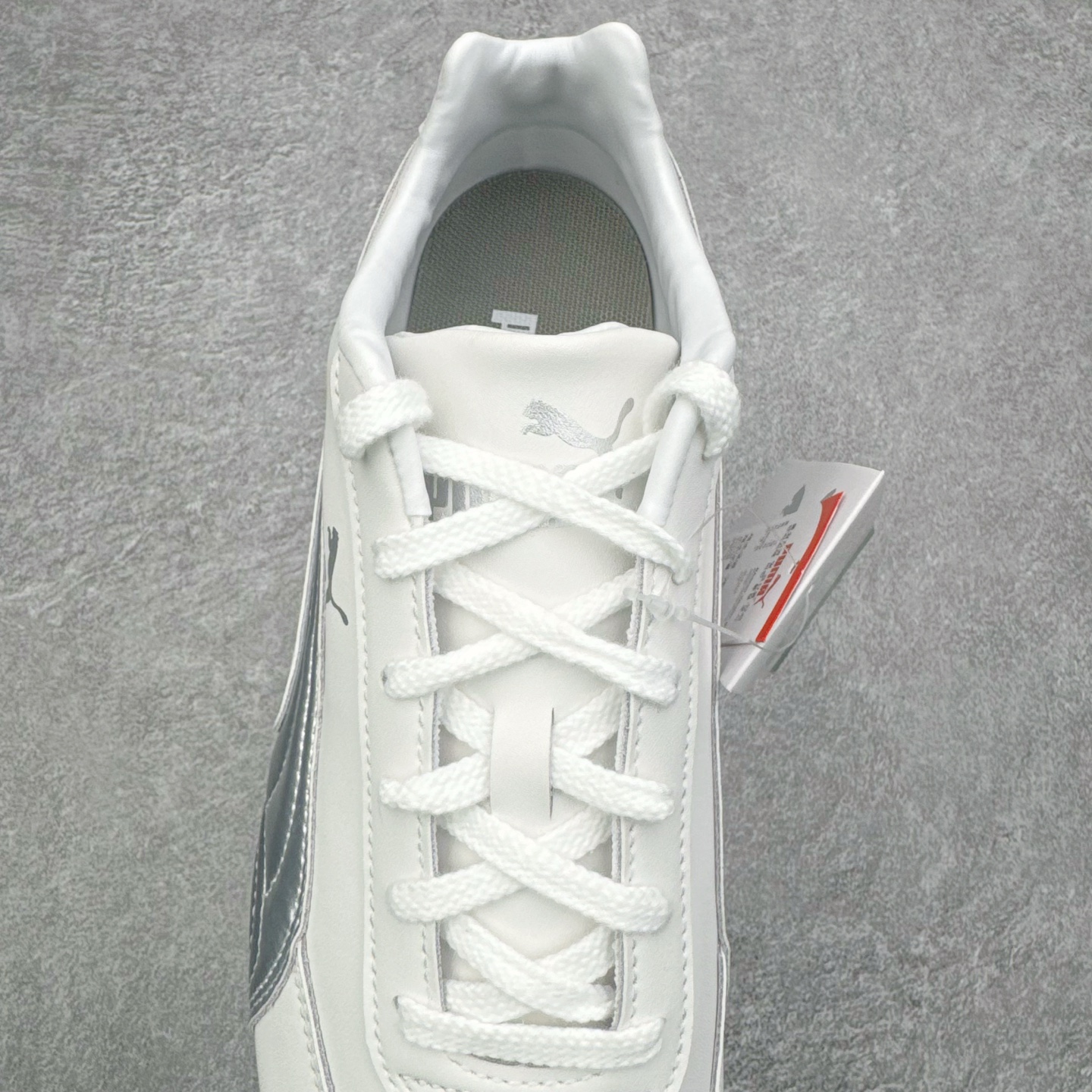 图片[5]-＃KZ纯原 PUMA Speedca OG 彪马极速赛车系列低帮德训风拼接复古百搭休闲运动赛车鞋 口碑大厂出品 品控大底版型不断改良更新 全套原纸板楦头开发 确保原汁原味 完美呈现版型 一比一鞋头弧度高度鞋身弧度 独家私模原厂航空铝磨具打磨大底 鞋头坡度极致还原 无解鞋型 原盒原配 圈内天花板工艺 原厂玻璃冲刀 超高清洁度 全鞋零毛边皮料切割 原厂中底布 鞋款从80、90年代赛车手所穿的防火赛车鞋为原型，鞋身线条模仿了赛车的流线廓形，体现了空气动力学原理的结构。简约流畅的外观，恰好又和贯穿其中的Formstrip Logo融合恰到好处，视觉上细节丰富且协调。本次Speedcat OG鞋款归来，最大看点自然式保留了窄版鞋型以及薄底构造。这两年各品牌鞋底越做越厚，Speedcat反其道而行之，上脚几乎无鞋底的效果带来耳目一新的视觉体验。鞋面依旧是以质感细腻的麂皮材质打造，并且大面积近乎全包裹的使用，复古味道也愈发浓烈。配色上更是将最原始的黑色和红色带回，向F1赛车队的标志性队服致敬。相信让各位一眼种草的更多是出挑的大红色，上脚即可瞬间点亮整体造型，在以球鞋为核心的OOTD中脱颖而出。而另一款黑色则是低调的万金油，彰显新潮个性的同时又不喧宾夺主，也是热爱简约系穿搭朋友的首选。 尺码：35.5 36 37 37.5 38 38.5 39 40 40.5 41 42 42.5 43 44 44.5 45 46-选品中心