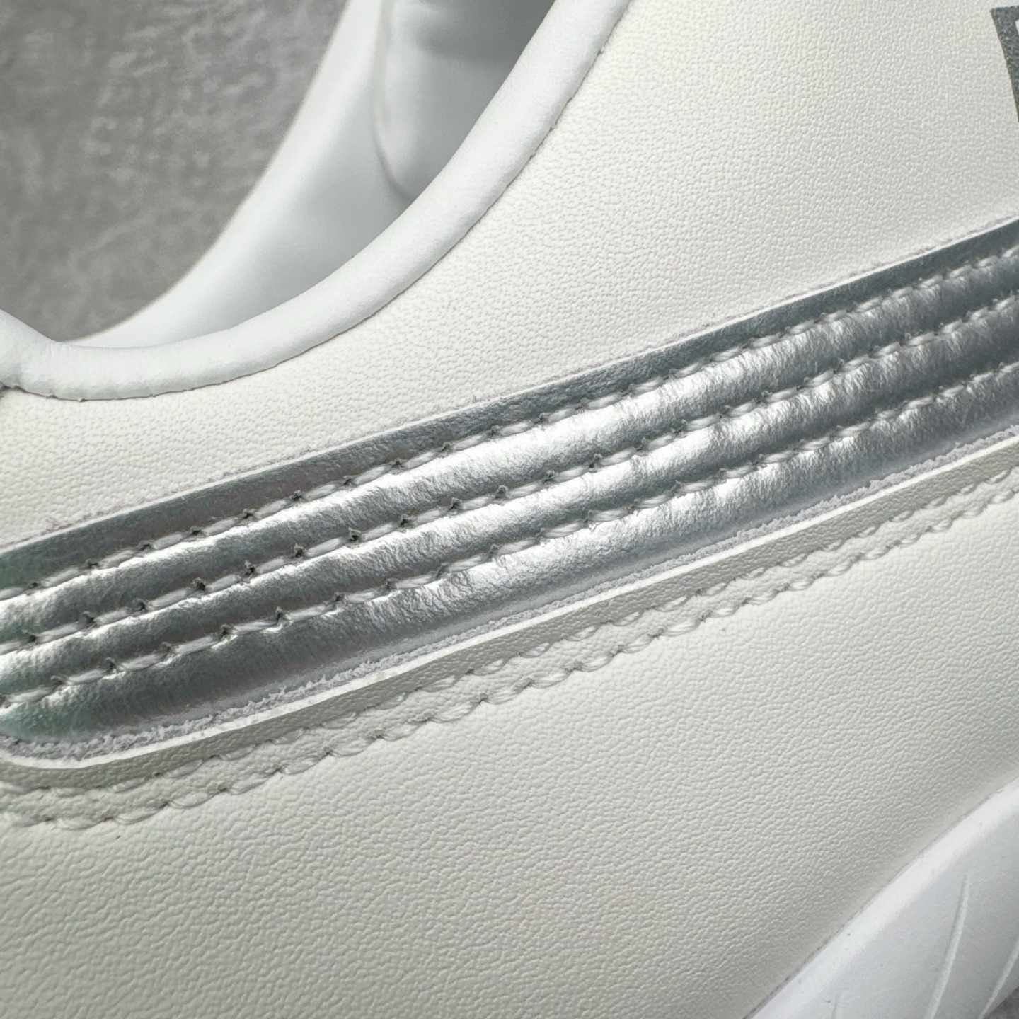 图片[12]-＃KZ纯原 PUMA Speedca OG 彪马极速赛车系列低帮德训风拼接复古百搭休闲运动赛车鞋 口碑大厂出品 品控大底版型不断改良更新 全套原纸板楦头开发 确保原汁原味 完美呈现版型 一比一鞋头弧度高度鞋身弧度 独家私模原厂航空铝磨具打磨大底 鞋头坡度极致还原 无解鞋型 原盒原配 圈内天花板工艺 原厂玻璃冲刀 超高清洁度 全鞋零毛边皮料切割 原厂中底布 鞋款从80、90年代赛车手所穿的防火赛车鞋为原型，鞋身线条模仿了赛车的流线廓形，体现了空气动力学原理的结构。简约流畅的外观，恰好又和贯穿其中的Formstrip Logo融合恰到好处，视觉上细节丰富且协调。本次Speedcat OG鞋款归来，最大看点自然式保留了窄版鞋型以及薄底构造。这两年各品牌鞋底越做越厚，Speedcat反其道而行之，上脚几乎无鞋底的效果带来耳目一新的视觉体验。鞋面依旧是以质感细腻的麂皮材质打造，并且大面积近乎全包裹的使用，复古味道也愈发浓烈。配色上更是将最原始的黑色和红色带回，向F1赛车队的标志性队服致敬。相信让各位一眼种草的更多是出挑的大红色，上脚即可瞬间点亮整体造型，在以球鞋为核心的OOTD中脱颖而出。而另一款黑色则是低调的万金油，彰显新潮个性的同时又不喧宾夺主，也是热爱简约系穿搭朋友的首选。 尺码：35.5 36 37 37.5 38 38.5 39 40 40.5 41 42 42.5 43 44 44.5 45 46-选品中心