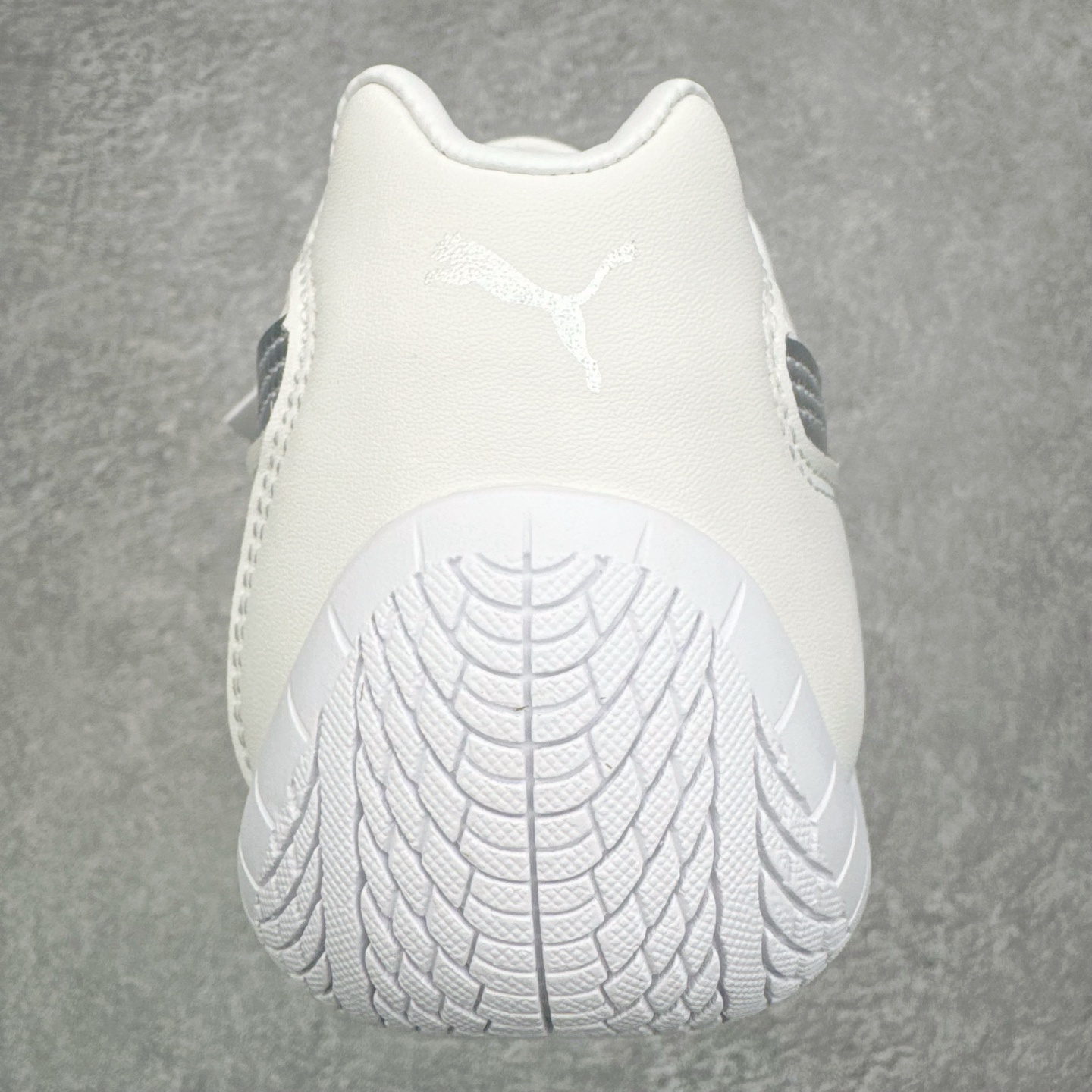 图片[8]-＃KZ纯原 PUMA Speedca OG 彪马极速赛车系列低帮德训风拼接复古百搭休闲运动赛车鞋 口碑大厂出品 品控大底版型不断改良更新 全套原纸板楦头开发 确保原汁原味 完美呈现版型 一比一鞋头弧度高度鞋身弧度 独家私模原厂航空铝磨具打磨大底 鞋头坡度极致还原 无解鞋型 原盒原配 圈内天花板工艺 原厂玻璃冲刀 超高清洁度 全鞋零毛边皮料切割 原厂中底布 鞋款从80、90年代赛车手所穿的防火赛车鞋为原型，鞋身线条模仿了赛车的流线廓形，体现了空气动力学原理的结构。简约流畅的外观，恰好又和贯穿其中的Formstrip Logo融合恰到好处，视觉上细节丰富且协调。本次Speedcat OG鞋款归来，最大看点自然式保留了窄版鞋型以及薄底构造。这两年各品牌鞋底越做越厚，Speedcat反其道而行之，上脚几乎无鞋底的效果带来耳目一新的视觉体验。鞋面依旧是以质感细腻的麂皮材质打造，并且大面积近乎全包裹的使用，复古味道也愈发浓烈。配色上更是将最原始的黑色和红色带回，向F1赛车队的标志性队服致敬。相信让各位一眼种草的更多是出挑的大红色，上脚即可瞬间点亮整体造型，在以球鞋为核心的OOTD中脱颖而出。而另一款黑色则是低调的万金油，彰显新潮个性的同时又不喧宾夺主，也是热爱简约系穿搭朋友的首选。 尺码：35.5 36 37 37.5 38 38.5 39 40 40.5 41 42 42.5 43 44 44.5 45 46-选品中心