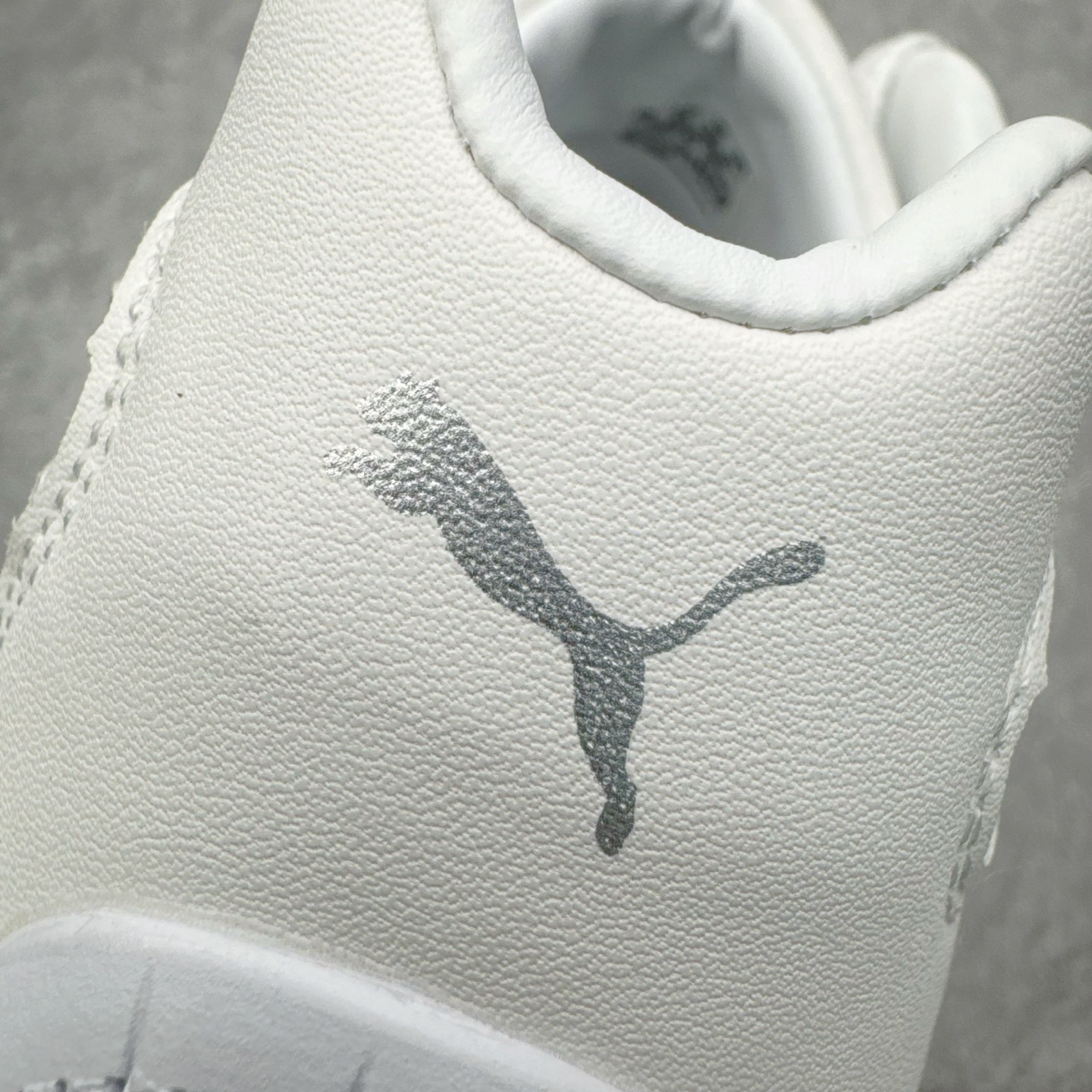 图片[10]-＃KZ纯原 PUMA Speedca OG 彪马极速赛车系列低帮德训风拼接复古百搭休闲运动赛车鞋 口碑大厂出品 品控大底版型不断改良更新 全套原纸板楦头开发 确保原汁原味 完美呈现版型 一比一鞋头弧度高度鞋身弧度 独家私模原厂航空铝磨具打磨大底 鞋头坡度极致还原 无解鞋型 原盒原配 圈内天花板工艺 原厂玻璃冲刀 超高清洁度 全鞋零毛边皮料切割 原厂中底布 鞋款从80、90年代赛车手所穿的防火赛车鞋为原型，鞋身线条模仿了赛车的流线廓形，体现了空气动力学原理的结构。简约流畅的外观，恰好又和贯穿其中的Formstrip Logo融合恰到好处，视觉上细节丰富且协调。本次Speedcat OG鞋款归来，最大看点自然式保留了窄版鞋型以及薄底构造。这两年各品牌鞋底越做越厚，Speedcat反其道而行之，上脚几乎无鞋底的效果带来耳目一新的视觉体验。鞋面依旧是以质感细腻的麂皮材质打造，并且大面积近乎全包裹的使用，复古味道也愈发浓烈。配色上更是将最原始的黑色和红色带回，向F1赛车队的标志性队服致敬。相信让各位一眼种草的更多是出挑的大红色，上脚即可瞬间点亮整体造型，在以球鞋为核心的OOTD中脱颖而出。而另一款黑色则是低调的万金油，彰显新潮个性的同时又不喧宾夺主，也是热爱简约系穿搭朋友的首选。 尺码：35.5 36 37 37.5 38 38.5 39 40 40.5 41 42 42.5 43 44 44.5 45 46-选品中心