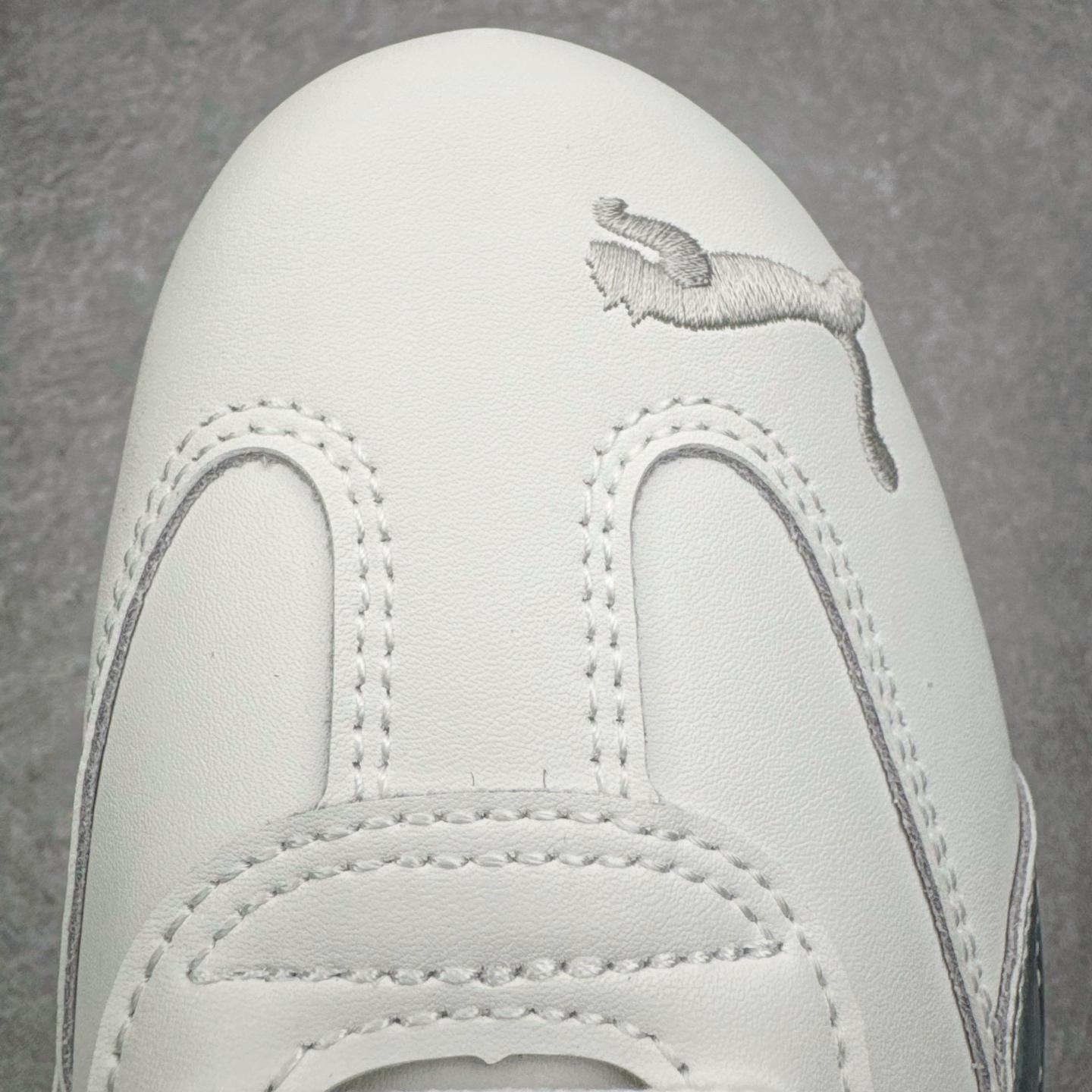 图片[15]-＃KZ纯原 PUMA Speedca OG 彪马极速赛车系列低帮德训风拼接复古百搭休闲运动赛车鞋 口碑大厂出品 品控大底版型不断改良更新 全套原纸板楦头开发 确保原汁原味 完美呈现版型 一比一鞋头弧度高度鞋身弧度 独家私模原厂航空铝磨具打磨大底 鞋头坡度极致还原 无解鞋型 原盒原配 圈内天花板工艺 原厂玻璃冲刀 超高清洁度 全鞋零毛边皮料切割 原厂中底布 鞋款从80、90年代赛车手所穿的防火赛车鞋为原型，鞋身线条模仿了赛车的流线廓形，体现了空气动力学原理的结构。简约流畅的外观，恰好又和贯穿其中的Formstrip Logo融合恰到好处，视觉上细节丰富且协调。本次Speedcat OG鞋款归来，最大看点自然式保留了窄版鞋型以及薄底构造。这两年各品牌鞋底越做越厚，Speedcat反其道而行之，上脚几乎无鞋底的效果带来耳目一新的视觉体验。鞋面依旧是以质感细腻的麂皮材质打造，并且大面积近乎全包裹的使用，复古味道也愈发浓烈。配色上更是将最原始的黑色和红色带回，向F1赛车队的标志性队服致敬。相信让各位一眼种草的更多是出挑的大红色，上脚即可瞬间点亮整体造型，在以球鞋为核心的OOTD中脱颖而出。而另一款黑色则是低调的万金油，彰显新潮个性的同时又不喧宾夺主，也是热爱简约系穿搭朋友的首选。 尺码：35.5 36 37 37.5 38 38.5 39 40 40.5 41 42 42.5 43 44 44.5 45 46-选品中心