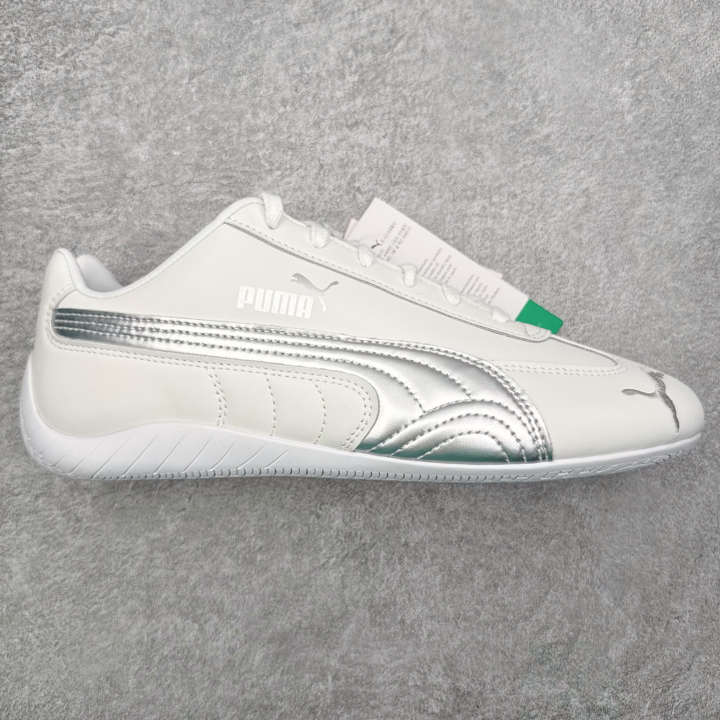 ＃KZ纯原 PUMA Speedca OG 彪马极速赛车系列低帮德训风拼接复古百搭休闲运动赛车鞋 口碑大厂出品 品控大底版型不断改良更新 全套原纸板楦头开发 确保原汁原味 完美呈现版型 一比一鞋头弧度高度鞋身弧度 独家私模原厂航空铝磨具打磨大底 鞋头坡度极致还原 无解鞋型 原盒原配 圈内天花板工艺 原厂玻璃冲刀 超高清洁度 全鞋零毛边皮料切割 原厂中底布 鞋款从80、90年代赛车手所穿的防火赛车鞋为原型，鞋身线条模仿了赛车的流线廓形，体现了空气动力学原理的结构。简约流畅的外观，恰好又和贯穿其中的Formstrip Logo融合恰到好处，视觉上细节丰富且协调。本次Speedcat OG鞋款归来，最大看点自然式保留了窄版鞋型以及薄底构造。这两年各品牌鞋底越做越厚，Speedcat反其道而行之，上脚几乎无鞋底的效果带来耳目一新的视觉体验。鞋面依旧是以质感细腻的麂皮材质打造，并且大面积近乎全包裹的使用，复古味道也愈发浓烈。配色上更是将最原始的黑色和红色带回，向F1赛车队的标志性队服致敬。相信让各位一眼种草的更多是出挑的大红色，上脚即可瞬间点亮整体造型，在以球鞋为核心的OOTD中脱颖而出。而另一款黑色则是低调的万金油，彰显新潮个性的同时又不喧宾夺主，也是热爱简约系穿搭朋友的首选。 尺码：35.5 36 37 37.5 38 38.5 39 40 40.5 41 42 42.5 43 44 44.5 45 46-选品中心