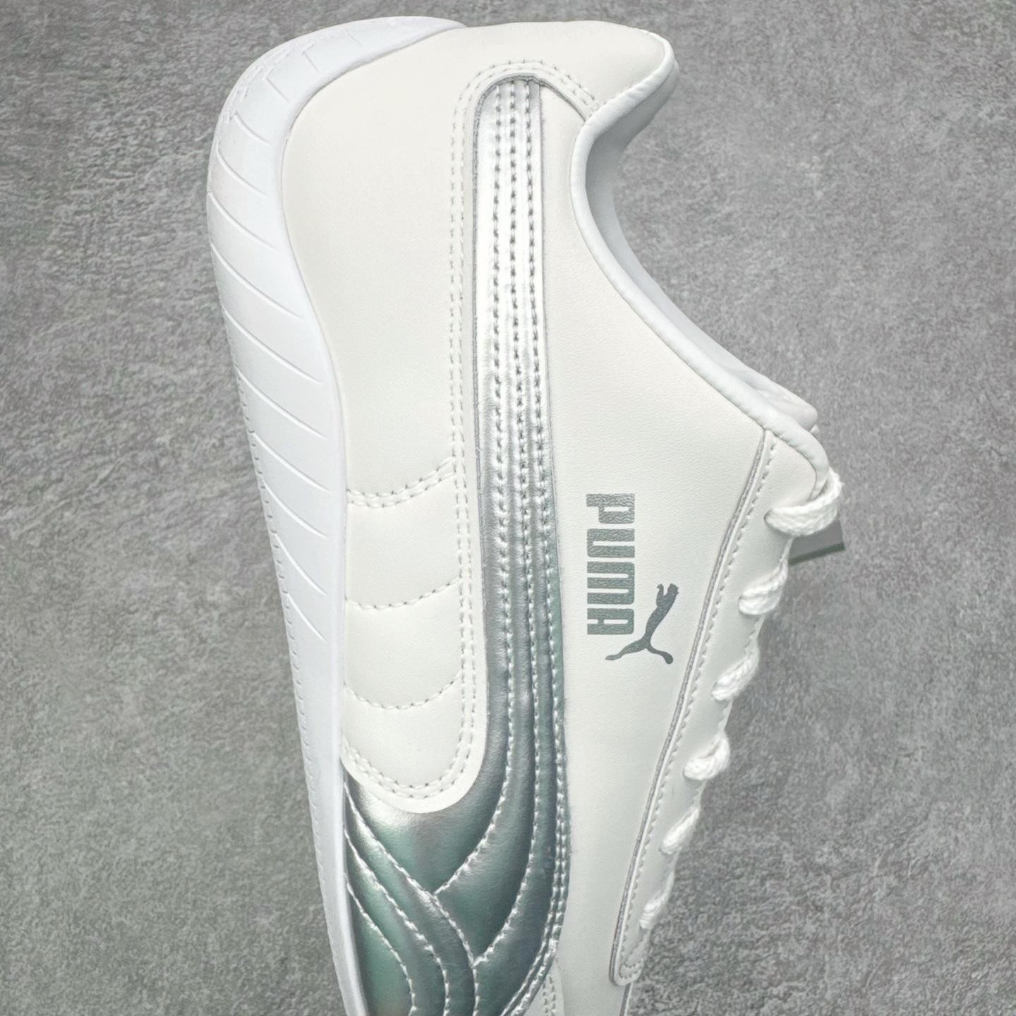 图片[6]-＃KZ纯原 PUMA Speedca OG 彪马极速赛车系列低帮德训风拼接复古百搭休闲运动赛车鞋 口碑大厂出品 品控大底版型不断改良更新 全套原纸板楦头开发 确保原汁原味 完美呈现版型 一比一鞋头弧度高度鞋身弧度 独家私模原厂航空铝磨具打磨大底 鞋头坡度极致还原 无解鞋型 原盒原配 圈内天花板工艺 原厂玻璃冲刀 超高清洁度 全鞋零毛边皮料切割 原厂中底布 鞋款从80、90年代赛车手所穿的防火赛车鞋为原型，鞋身线条模仿了赛车的流线廓形，体现了空气动力学原理的结构。简约流畅的外观，恰好又和贯穿其中的Formstrip Logo融合恰到好处，视觉上细节丰富且协调。本次Speedcat OG鞋款归来，最大看点自然式保留了窄版鞋型以及薄底构造。这两年各品牌鞋底越做越厚，Speedcat反其道而行之，上脚几乎无鞋底的效果带来耳目一新的视觉体验。鞋面依旧是以质感细腻的麂皮材质打造，并且大面积近乎全包裹的使用，复古味道也愈发浓烈。配色上更是将最原始的黑色和红色带回，向F1赛车队的标志性队服致敬。相信让各位一眼种草的更多是出挑的大红色，上脚即可瞬间点亮整体造型，在以球鞋为核心的OOTD中脱颖而出。而另一款黑色则是低调的万金油，彰显新潮个性的同时又不喧宾夺主，也是热爱简约系穿搭朋友的首选。 尺码：35.5 36 37 37.5 38 38.5 39 40 40.5 41 42 42.5 43 44 44.5 45 46-选品中心