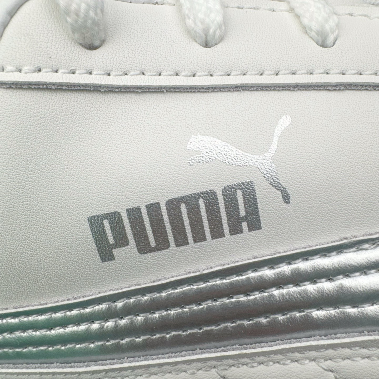 图片[13]-＃KZ纯原 PUMA Speedca OG 彪马极速赛车系列低帮德训风拼接复古百搭休闲运动赛车鞋 口碑大厂出品 品控大底版型不断改良更新 全套原纸板楦头开发 确保原汁原味 完美呈现版型 一比一鞋头弧度高度鞋身弧度 独家私模原厂航空铝磨具打磨大底 鞋头坡度极致还原 无解鞋型 原盒原配 圈内天花板工艺 原厂玻璃冲刀 超高清洁度 全鞋零毛边皮料切割 原厂中底布 鞋款从80、90年代赛车手所穿的防火赛车鞋为原型，鞋身线条模仿了赛车的流线廓形，体现了空气动力学原理的结构。简约流畅的外观，恰好又和贯穿其中的Formstrip Logo融合恰到好处，视觉上细节丰富且协调。本次Speedcat OG鞋款归来，最大看点自然式保留了窄版鞋型以及薄底构造。这两年各品牌鞋底越做越厚，Speedcat反其道而行之，上脚几乎无鞋底的效果带来耳目一新的视觉体验。鞋面依旧是以质感细腻的麂皮材质打造，并且大面积近乎全包裹的使用，复古味道也愈发浓烈。配色上更是将最原始的黑色和红色带回，向F1赛车队的标志性队服致敬。相信让各位一眼种草的更多是出挑的大红色，上脚即可瞬间点亮整体造型，在以球鞋为核心的OOTD中脱颖而出。而另一款黑色则是低调的万金油，彰显新潮个性的同时又不喧宾夺主，也是热爱简约系穿搭朋友的首选。 尺码：35.5 36 37 37.5 38 38.5 39 40 40.5 41 42 42.5 43 44 44.5 45 46-选品中心