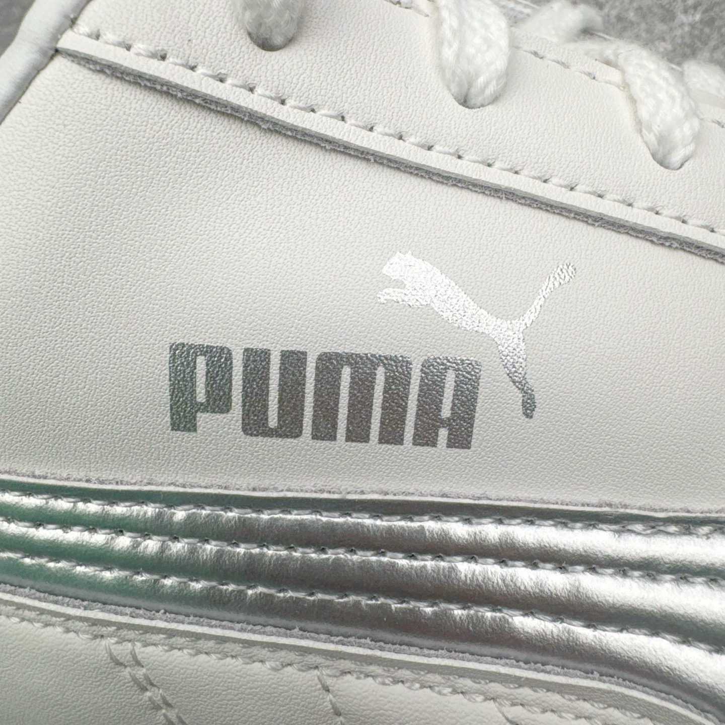 图片[17]-＃KZ纯原 PUMA Speedca OG 彪马极速赛车系列低帮德训风拼接复古百搭休闲运动赛车鞋 口碑大厂出品 品控大底版型不断改良更新 全套原纸板楦头开发 确保原汁原味 完美呈现版型 一比一鞋头弧度高度鞋身弧度 独家私模原厂航空铝磨具打磨大底 鞋头坡度极致还原 无解鞋型 原盒原配 圈内天花板工艺 原厂玻璃冲刀 超高清洁度 全鞋零毛边皮料切割 原厂中底布 鞋款从80、90年代赛车手所穿的防火赛车鞋为原型，鞋身线条模仿了赛车的流线廓形，体现了空气动力学原理的结构。简约流畅的外观，恰好又和贯穿其中的Formstrip Logo融合恰到好处，视觉上细节丰富且协调。本次Speedcat OG鞋款归来，最大看点自然式保留了窄版鞋型以及薄底构造。这两年各品牌鞋底越做越厚，Speedcat反其道而行之，上脚几乎无鞋底的效果带来耳目一新的视觉体验。鞋面依旧是以质感细腻的麂皮材质打造，并且大面积近乎全包裹的使用，复古味道也愈发浓烈。配色上更是将最原始的黑色和红色带回，向F1赛车队的标志性队服致敬。相信让各位一眼种草的更多是出挑的大红色，上脚即可瞬间点亮整体造型，在以球鞋为核心的OOTD中脱颖而出。而另一款黑色则是低调的万金油，彰显新潮个性的同时又不喧宾夺主，也是热爱简约系穿搭朋友的首选。 尺码：35.5 36 37 37.5 38 38.5 39 40 40.5 41 42 42.5 43 44 44.5 45 46-选品中心