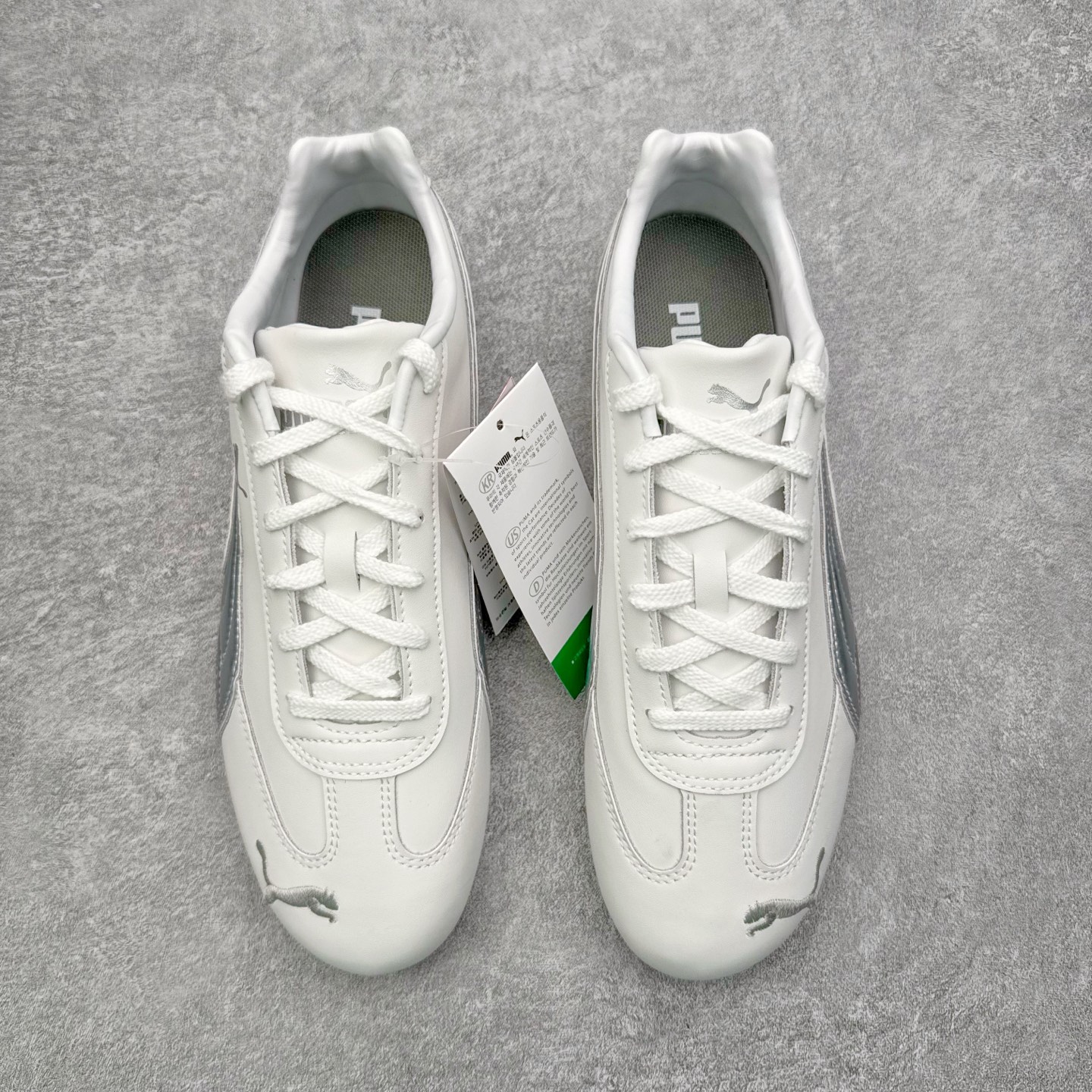 图片[2]-＃KZ纯原 PUMA Speedca OG 彪马极速赛车系列低帮德训风拼接复古百搭休闲运动赛车鞋 口碑大厂出品 品控大底版型不断改良更新 全套原纸板楦头开发 确保原汁原味 完美呈现版型 一比一鞋头弧度高度鞋身弧度 独家私模原厂航空铝磨具打磨大底 鞋头坡度极致还原 无解鞋型 原盒原配 圈内天花板工艺 原厂玻璃冲刀 超高清洁度 全鞋零毛边皮料切割 原厂中底布 鞋款从80、90年代赛车手所穿的防火赛车鞋为原型，鞋身线条模仿了赛车的流线廓形，体现了空气动力学原理的结构。简约流畅的外观，恰好又和贯穿其中的Formstrip Logo融合恰到好处，视觉上细节丰富且协调。本次Speedcat OG鞋款归来，最大看点自然式保留了窄版鞋型以及薄底构造。这两年各品牌鞋底越做越厚，Speedcat反其道而行之，上脚几乎无鞋底的效果带来耳目一新的视觉体验。鞋面依旧是以质感细腻的麂皮材质打造，并且大面积近乎全包裹的使用，复古味道也愈发浓烈。配色上更是将最原始的黑色和红色带回，向F1赛车队的标志性队服致敬。相信让各位一眼种草的更多是出挑的大红色，上脚即可瞬间点亮整体造型，在以球鞋为核心的OOTD中脱颖而出。而另一款黑色则是低调的万金油，彰显新潮个性的同时又不喧宾夺主，也是热爱简约系穿搭朋友的首选。 尺码：35.5 36 37 37.5 38 38.5 39 40 40.5 41 42 42.5 43 44 44.5 45 46-选品中心