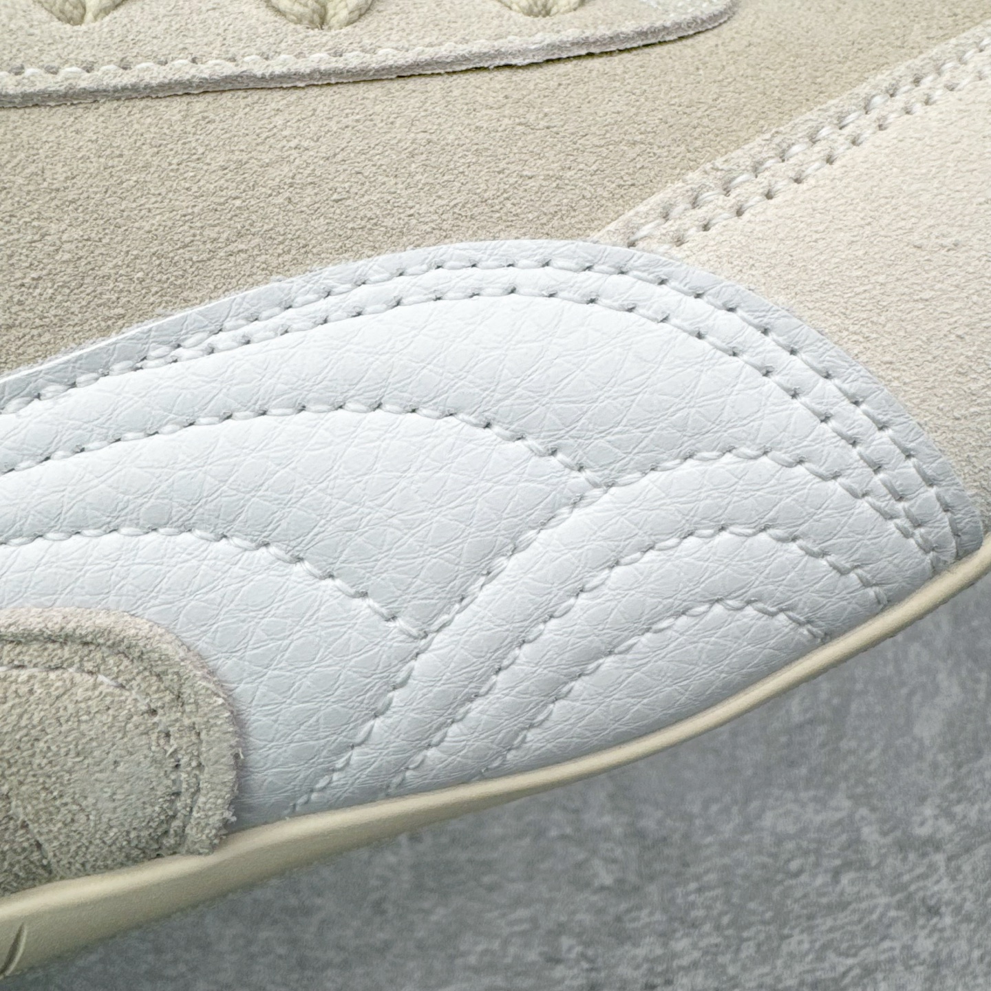 图片[15]-＃KZ纯原 PUMA Speedca OG 彪马极速赛车系列低帮德训风拼接复古百搭休闲运动赛车鞋 口碑大厂出品 品控大底版型不断改良更新 全套原纸板楦头开发 确保原汁原味 完美呈现版型 一比一鞋头弧度高度鞋身弧度 独家私模原厂航空铝磨具打磨大底 鞋头坡度极致还原 无解鞋型 原盒原配 圈内天花板工艺 原厂玻璃冲刀 超高清洁度 全鞋零毛边皮料切割 原厂中底布 鞋款从80、90年代赛车手所穿的防火赛车鞋为原型，鞋身线条模仿了赛车的流线廓形，体现了空气动力学原理的结构。简约流畅的外观，恰好又和贯穿其中的Formstrip Logo融合恰到好处，视觉上细节丰富且协调。本次Speedcat OG鞋款归来，最大看点自然式保留了窄版鞋型以及薄底构造。这两年各品牌鞋底越做越厚，Speedcat反其道而行之，上脚几乎无鞋底的效果带来耳目一新的视觉体验。鞋面依旧是以质感细腻的麂皮材质打造，并且大面积近乎全包裹的使用，复古味道也愈发浓烈。配色上更是将最原始的黑色和红色带回，向F1赛车队的标志性队服致敬。相信让各位一眼种草的更多是出挑的大红色，上脚即可瞬间点亮整体造型，在以球鞋为核心的OOTD中脱颖而出。而另一款黑色则是低调的万金油，彰显新潮个性的同时又不喧宾夺主，也是热爱简约系穿搭朋友的首选。 尺码：35.5 36 37 37.5 38 38.5 39 40 40.5 41 42 42.5 43 44 44.5 45 46-选品中心