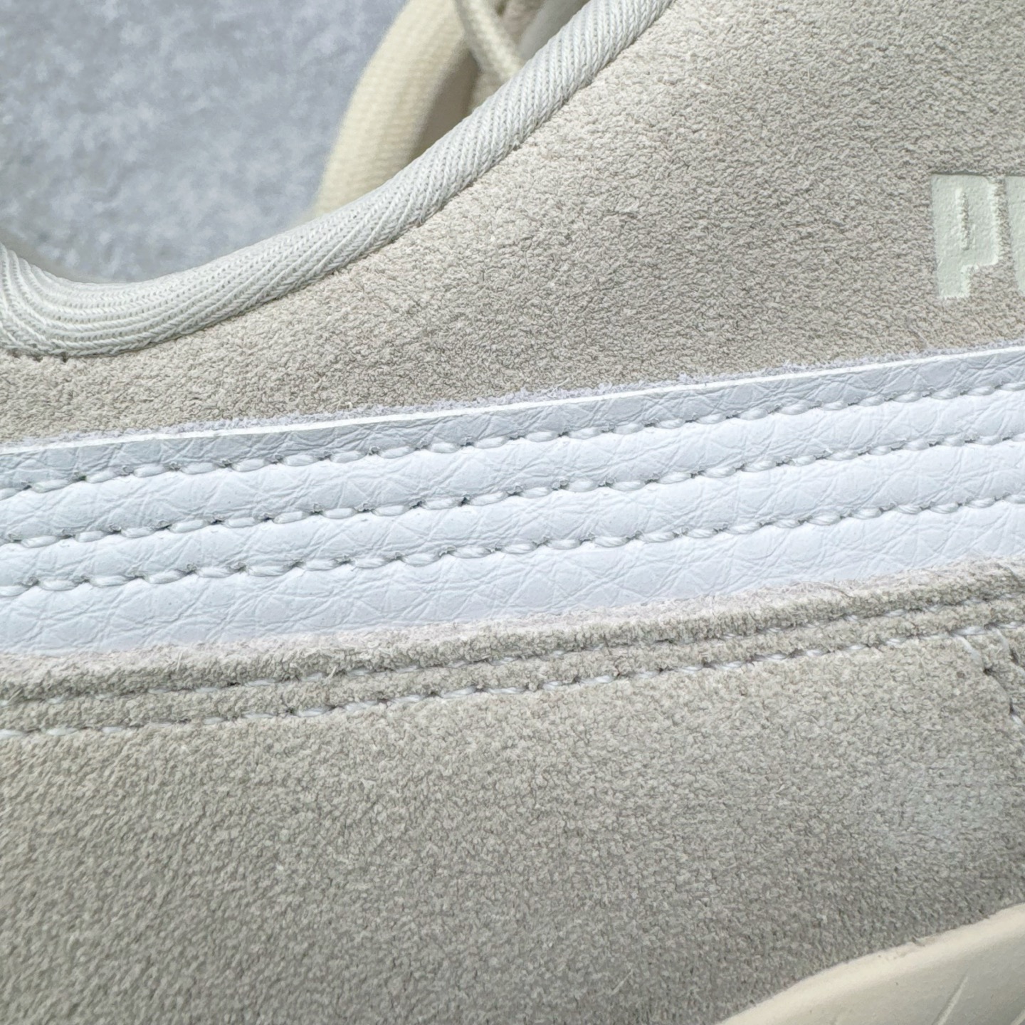 图片[13]-＃KZ纯原 PUMA Speedca OG 彪马极速赛车系列低帮德训风拼接复古百搭休闲运动赛车鞋 口碑大厂出品 品控大底版型不断改良更新 全套原纸板楦头开发 确保原汁原味 完美呈现版型 一比一鞋头弧度高度鞋身弧度 独家私模原厂航空铝磨具打磨大底 鞋头坡度极致还原 无解鞋型 原盒原配 圈内天花板工艺 原厂玻璃冲刀 超高清洁度 全鞋零毛边皮料切割 原厂中底布 鞋款从80、90年代赛车手所穿的防火赛车鞋为原型，鞋身线条模仿了赛车的流线廓形，体现了空气动力学原理的结构。简约流畅的外观，恰好又和贯穿其中的Formstrip Logo融合恰到好处，视觉上细节丰富且协调。本次Speedcat OG鞋款归来，最大看点自然式保留了窄版鞋型以及薄底构造。这两年各品牌鞋底越做越厚，Speedcat反其道而行之，上脚几乎无鞋底的效果带来耳目一新的视觉体验。鞋面依旧是以质感细腻的麂皮材质打造，并且大面积近乎全包裹的使用，复古味道也愈发浓烈。配色上更是将最原始的黑色和红色带回，向F1赛车队的标志性队服致敬。相信让各位一眼种草的更多是出挑的大红色，上脚即可瞬间点亮整体造型，在以球鞋为核心的OOTD中脱颖而出。而另一款黑色则是低调的万金油，彰显新潮个性的同时又不喧宾夺主，也是热爱简约系穿搭朋友的首选。 尺码：35.5 36 37 37.5 38 38.5 39 40 40.5 41 42 42.5 43 44 44.5 45 46-选品中心