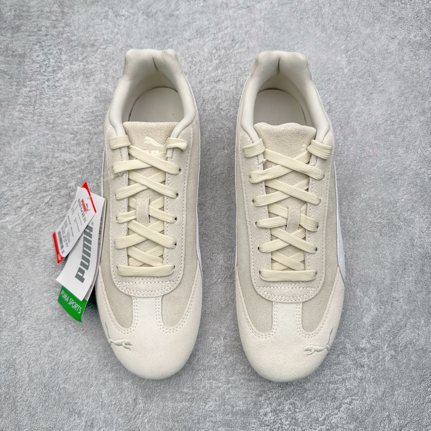 图片[2]-＃KZ纯原 PUMA Speedca OG 彪马极速赛车系列低帮德训风拼接复古百搭休闲运动赛车鞋 口碑大厂出品 品控大底版型不断改良更新 全套原纸板楦头开发 确保原汁原味 完美呈现版型 一比一鞋头弧度高度鞋身弧度 独家私模原厂航空铝磨具打磨大底 鞋头坡度极致还原 无解鞋型 原盒原配 圈内天花板工艺 原厂玻璃冲刀 超高清洁度 全鞋零毛边皮料切割 原厂中底布 鞋款从80、90年代赛车手所穿的防火赛车鞋为原型，鞋身线条模仿了赛车的流线廓形，体现了空气动力学原理的结构。简约流畅的外观，恰好又和贯穿其中的Formstrip Logo融合恰到好处，视觉上细节丰富且协调。本次Speedcat OG鞋款归来，最大看点自然式保留了窄版鞋型以及薄底构造。这两年各品牌鞋底越做越厚，Speedcat反其道而行之，上脚几乎无鞋底的效果带来耳目一新的视觉体验。鞋面依旧是以质感细腻的麂皮材质打造，并且大面积近乎全包裹的使用，复古味道也愈发浓烈。配色上更是将最原始的黑色和红色带回，向F1赛车队的标志性队服致敬。相信让各位一眼种草的更多是出挑的大红色，上脚即可瞬间点亮整体造型，在以球鞋为核心的OOTD中脱颖而出。而另一款黑色则是低调的万金油，彰显新潮个性的同时又不喧宾夺主，也是热爱简约系穿搭朋友的首选。 尺码：35.5 36 37 37.5 38 38.5 39 40 40.5 41 42 42.5 43 44 44.5 45 46-选品中心