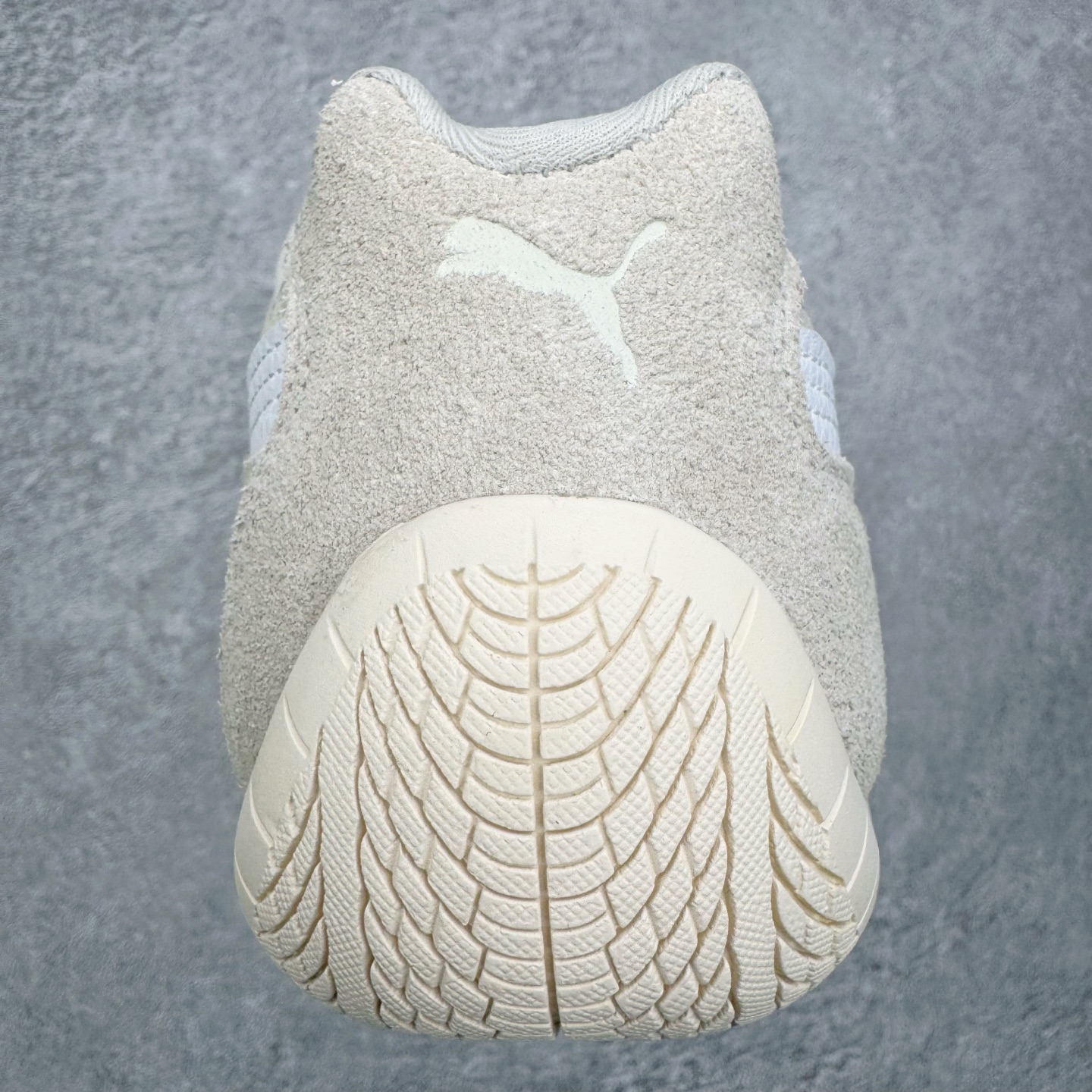 图片[8]-＃KZ纯原 PUMA Speedca OG 彪马极速赛车系列低帮德训风拼接复古百搭休闲运动赛车鞋 口碑大厂出品 品控大底版型不断改良更新 全套原纸板楦头开发 确保原汁原味 完美呈现版型 一比一鞋头弧度高度鞋身弧度 独家私模原厂航空铝磨具打磨大底 鞋头坡度极致还原 无解鞋型 原盒原配 圈内天花板工艺 原厂玻璃冲刀 超高清洁度 全鞋零毛边皮料切割 原厂中底布 鞋款从80、90年代赛车手所穿的防火赛车鞋为原型，鞋身线条模仿了赛车的流线廓形，体现了空气动力学原理的结构。简约流畅的外观，恰好又和贯穿其中的Formstrip Logo融合恰到好处，视觉上细节丰富且协调。本次Speedcat OG鞋款归来，最大看点自然式保留了窄版鞋型以及薄底构造。这两年各品牌鞋底越做越厚，Speedcat反其道而行之，上脚几乎无鞋底的效果带来耳目一新的视觉体验。鞋面依旧是以质感细腻的麂皮材质打造，并且大面积近乎全包裹的使用，复古味道也愈发浓烈。配色上更是将最原始的黑色和红色带回，向F1赛车队的标志性队服致敬。相信让各位一眼种草的更多是出挑的大红色，上脚即可瞬间点亮整体造型，在以球鞋为核心的OOTD中脱颖而出。而另一款黑色则是低调的万金油，彰显新潮个性的同时又不喧宾夺主，也是热爱简约系穿搭朋友的首选。 尺码：35.5 36 37 37.5 38 38.5 39 40 40.5 41 42 42.5 43 44 44.5 45 46-选品中心