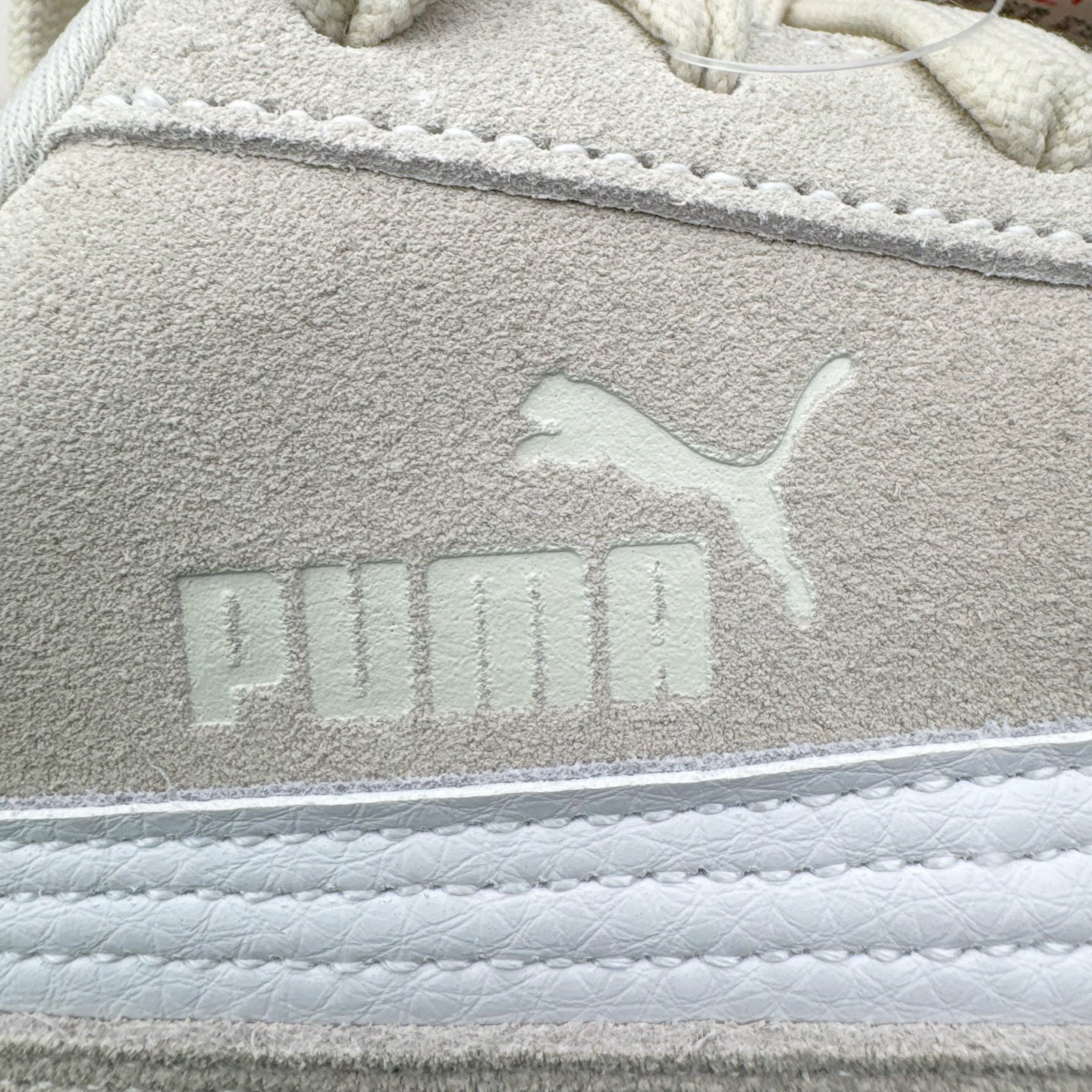 图片[14]-＃KZ纯原 PUMA Speedca OG 彪马极速赛车系列低帮德训风拼接复古百搭休闲运动赛车鞋 口碑大厂出品 品控大底版型不断改良更新 全套原纸板楦头开发 确保原汁原味 完美呈现版型 一比一鞋头弧度高度鞋身弧度 独家私模原厂航空铝磨具打磨大底 鞋头坡度极致还原 无解鞋型 原盒原配 圈内天花板工艺 原厂玻璃冲刀 超高清洁度 全鞋零毛边皮料切割 原厂中底布 鞋款从80、90年代赛车手所穿的防火赛车鞋为原型，鞋身线条模仿了赛车的流线廓形，体现了空气动力学原理的结构。简约流畅的外观，恰好又和贯穿其中的Formstrip Logo融合恰到好处，视觉上细节丰富且协调。本次Speedcat OG鞋款归来，最大看点自然式保留了窄版鞋型以及薄底构造。这两年各品牌鞋底越做越厚，Speedcat反其道而行之，上脚几乎无鞋底的效果带来耳目一新的视觉体验。鞋面依旧是以质感细腻的麂皮材质打造，并且大面积近乎全包裹的使用，复古味道也愈发浓烈。配色上更是将最原始的黑色和红色带回，向F1赛车队的标志性队服致敬。相信让各位一眼种草的更多是出挑的大红色，上脚即可瞬间点亮整体造型，在以球鞋为核心的OOTD中脱颖而出。而另一款黑色则是低调的万金油，彰显新潮个性的同时又不喧宾夺主，也是热爱简约系穿搭朋友的首选。 尺码：35.5 36 37 37.5 38 38.5 39 40 40.5 41 42 42.5 43 44 44.5 45 46-选品中心