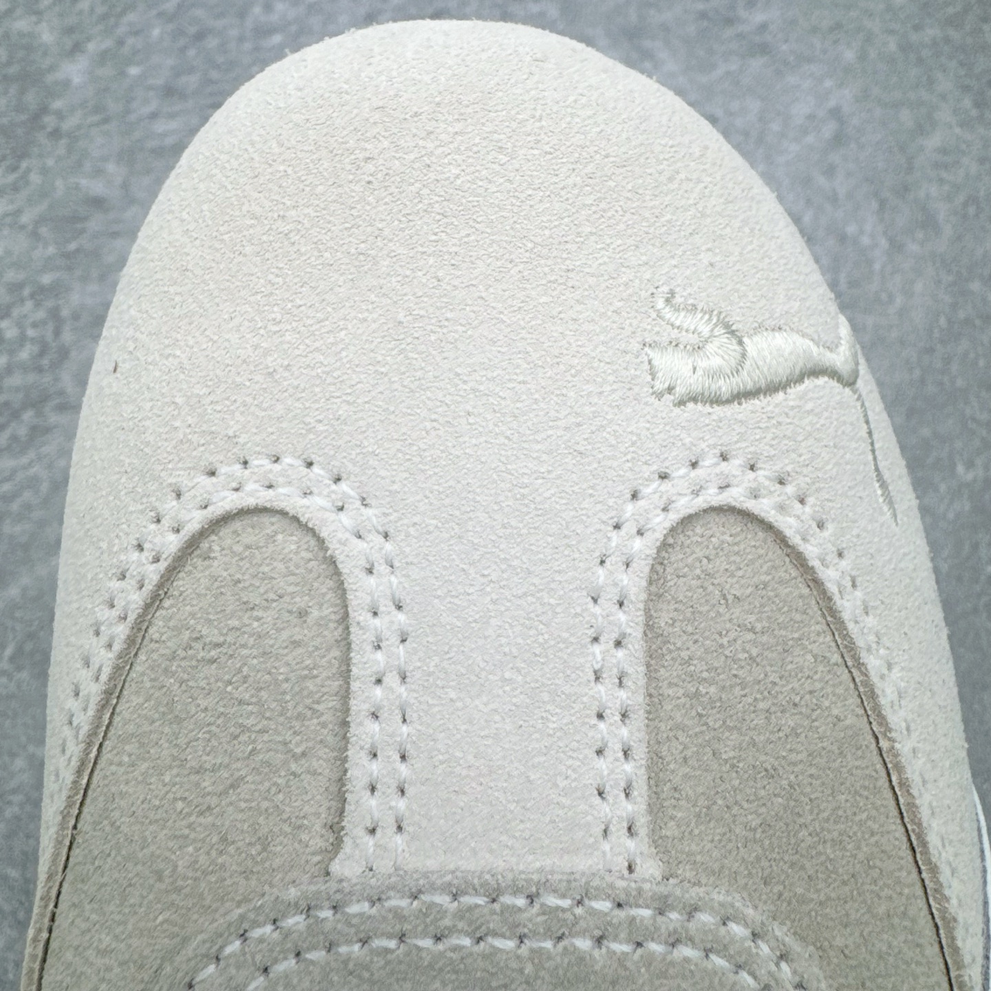 图片[17]-＃KZ纯原 PUMA Speedca OG 彪马极速赛车系列低帮德训风拼接复古百搭休闲运动赛车鞋 口碑大厂出品 品控大底版型不断改良更新 全套原纸板楦头开发 确保原汁原味 完美呈现版型 一比一鞋头弧度高度鞋身弧度 独家私模原厂航空铝磨具打磨大底 鞋头坡度极致还原 无解鞋型 原盒原配 圈内天花板工艺 原厂玻璃冲刀 超高清洁度 全鞋零毛边皮料切割 原厂中底布 鞋款从80、90年代赛车手所穿的防火赛车鞋为原型，鞋身线条模仿了赛车的流线廓形，体现了空气动力学原理的结构。简约流畅的外观，恰好又和贯穿其中的Formstrip Logo融合恰到好处，视觉上细节丰富且协调。本次Speedcat OG鞋款归来，最大看点自然式保留了窄版鞋型以及薄底构造。这两年各品牌鞋底越做越厚，Speedcat反其道而行之，上脚几乎无鞋底的效果带来耳目一新的视觉体验。鞋面依旧是以质感细腻的麂皮材质打造，并且大面积近乎全包裹的使用，复古味道也愈发浓烈。配色上更是将最原始的黑色和红色带回，向F1赛车队的标志性队服致敬。相信让各位一眼种草的更多是出挑的大红色，上脚即可瞬间点亮整体造型，在以球鞋为核心的OOTD中脱颖而出。而另一款黑色则是低调的万金油，彰显新潮个性的同时又不喧宾夺主，也是热爱简约系穿搭朋友的首选。 尺码：35.5 36 37 37.5 38 38.5 39 40 40.5 41 42 42.5 43 44 44.5 45 46-选品中心