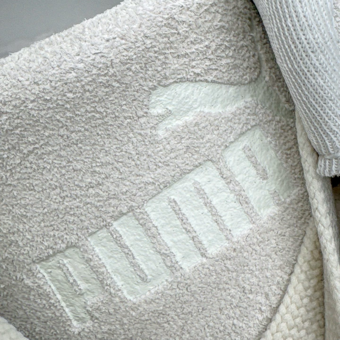 图片[11]-＃KZ纯原 PUMA Speedca OG 彪马极速赛车系列低帮德训风拼接复古百搭休闲运动赛车鞋 口碑大厂出品 品控大底版型不断改良更新 全套原纸板楦头开发 确保原汁原味 完美呈现版型 一比一鞋头弧度高度鞋身弧度 独家私模原厂航空铝磨具打磨大底 鞋头坡度极致还原 无解鞋型 原盒原配 圈内天花板工艺 原厂玻璃冲刀 超高清洁度 全鞋零毛边皮料切割 原厂中底布 鞋款从80、90年代赛车手所穿的防火赛车鞋为原型，鞋身线条模仿了赛车的流线廓形，体现了空气动力学原理的结构。简约流畅的外观，恰好又和贯穿其中的Formstrip Logo融合恰到好处，视觉上细节丰富且协调。本次Speedcat OG鞋款归来，最大看点自然式保留了窄版鞋型以及薄底构造。这两年各品牌鞋底越做越厚，Speedcat反其道而行之，上脚几乎无鞋底的效果带来耳目一新的视觉体验。鞋面依旧是以质感细腻的麂皮材质打造，并且大面积近乎全包裹的使用，复古味道也愈发浓烈。配色上更是将最原始的黑色和红色带回，向F1赛车队的标志性队服致敬。相信让各位一眼种草的更多是出挑的大红色，上脚即可瞬间点亮整体造型，在以球鞋为核心的OOTD中脱颖而出。而另一款黑色则是低调的万金油，彰显新潮个性的同时又不喧宾夺主，也是热爱简约系穿搭朋友的首选。 尺码：35.5 36 37 37.5 38 38.5 39 40 40.5 41 42 42.5 43 44 44.5 45 46-选品中心