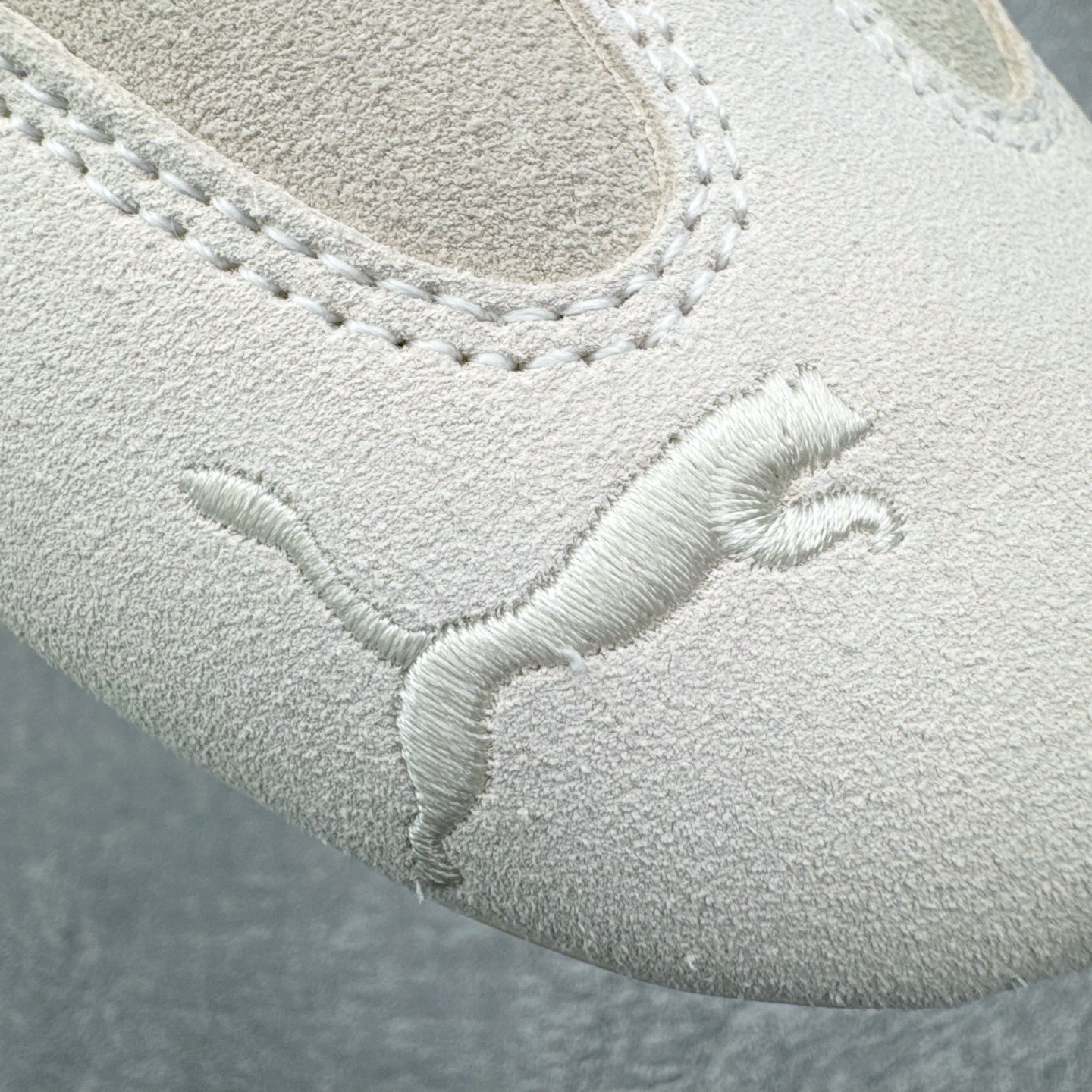 图片[18]-＃KZ纯原 PUMA Speedca OG 彪马极速赛车系列低帮德训风拼接复古百搭休闲运动赛车鞋 口碑大厂出品 品控大底版型不断改良更新 全套原纸板楦头开发 确保原汁原味 完美呈现版型 一比一鞋头弧度高度鞋身弧度 独家私模原厂航空铝磨具打磨大底 鞋头坡度极致还原 无解鞋型 原盒原配 圈内天花板工艺 原厂玻璃冲刀 超高清洁度 全鞋零毛边皮料切割 原厂中底布 鞋款从80、90年代赛车手所穿的防火赛车鞋为原型，鞋身线条模仿了赛车的流线廓形，体现了空气动力学原理的结构。简约流畅的外观，恰好又和贯穿其中的Formstrip Logo融合恰到好处，视觉上细节丰富且协调。本次Speedcat OG鞋款归来，最大看点自然式保留了窄版鞋型以及薄底构造。这两年各品牌鞋底越做越厚，Speedcat反其道而行之，上脚几乎无鞋底的效果带来耳目一新的视觉体验。鞋面依旧是以质感细腻的麂皮材质打造，并且大面积近乎全包裹的使用，复古味道也愈发浓烈。配色上更是将最原始的黑色和红色带回，向F1赛车队的标志性队服致敬。相信让各位一眼种草的更多是出挑的大红色，上脚即可瞬间点亮整体造型，在以球鞋为核心的OOTD中脱颖而出。而另一款黑色则是低调的万金油，彰显新潮个性的同时又不喧宾夺主，也是热爱简约系穿搭朋友的首选。 尺码：35.5 36 37 37.5 38 38.5 39 40 40.5 41 42 42.5 43 44 44.5 45 46-选品中心