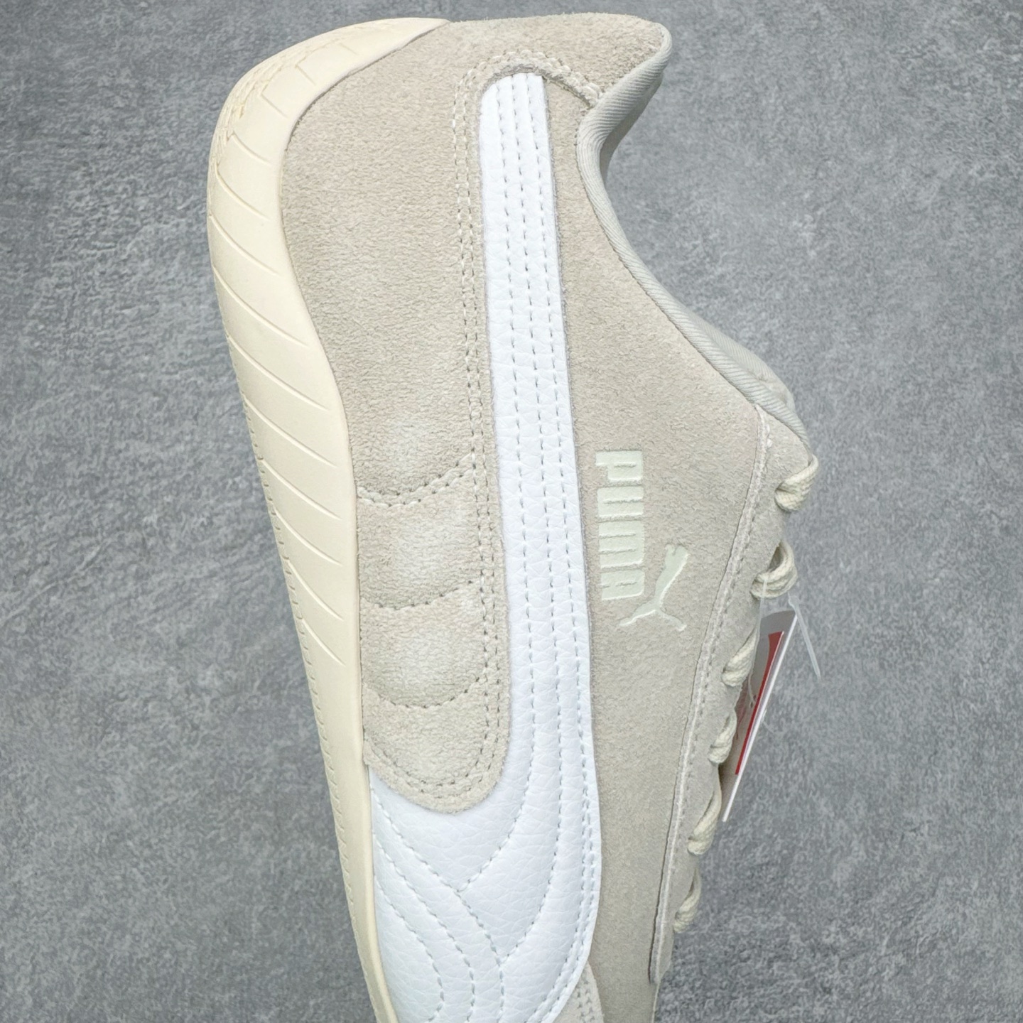 图片[6]-＃KZ纯原 PUMA Speedca OG 彪马极速赛车系列低帮德训风拼接复古百搭休闲运动赛车鞋 口碑大厂出品 品控大底版型不断改良更新 全套原纸板楦头开发 确保原汁原味 完美呈现版型 一比一鞋头弧度高度鞋身弧度 独家私模原厂航空铝磨具打磨大底 鞋头坡度极致还原 无解鞋型 原盒原配 圈内天花板工艺 原厂玻璃冲刀 超高清洁度 全鞋零毛边皮料切割 原厂中底布 鞋款从80、90年代赛车手所穿的防火赛车鞋为原型，鞋身线条模仿了赛车的流线廓形，体现了空气动力学原理的结构。简约流畅的外观，恰好又和贯穿其中的Formstrip Logo融合恰到好处，视觉上细节丰富且协调。本次Speedcat OG鞋款归来，最大看点自然式保留了窄版鞋型以及薄底构造。这两年各品牌鞋底越做越厚，Speedcat反其道而行之，上脚几乎无鞋底的效果带来耳目一新的视觉体验。鞋面依旧是以质感细腻的麂皮材质打造，并且大面积近乎全包裹的使用，复古味道也愈发浓烈。配色上更是将最原始的黑色和红色带回，向F1赛车队的标志性队服致敬。相信让各位一眼种草的更多是出挑的大红色，上脚即可瞬间点亮整体造型，在以球鞋为核心的OOTD中脱颖而出。而另一款黑色则是低调的万金油，彰显新潮个性的同时又不喧宾夺主，也是热爱简约系穿搭朋友的首选。 尺码：35.5 36 37 37.5 38 38.5 39 40 40.5 41 42 42.5 43 44 44.5 45 46-选品中心