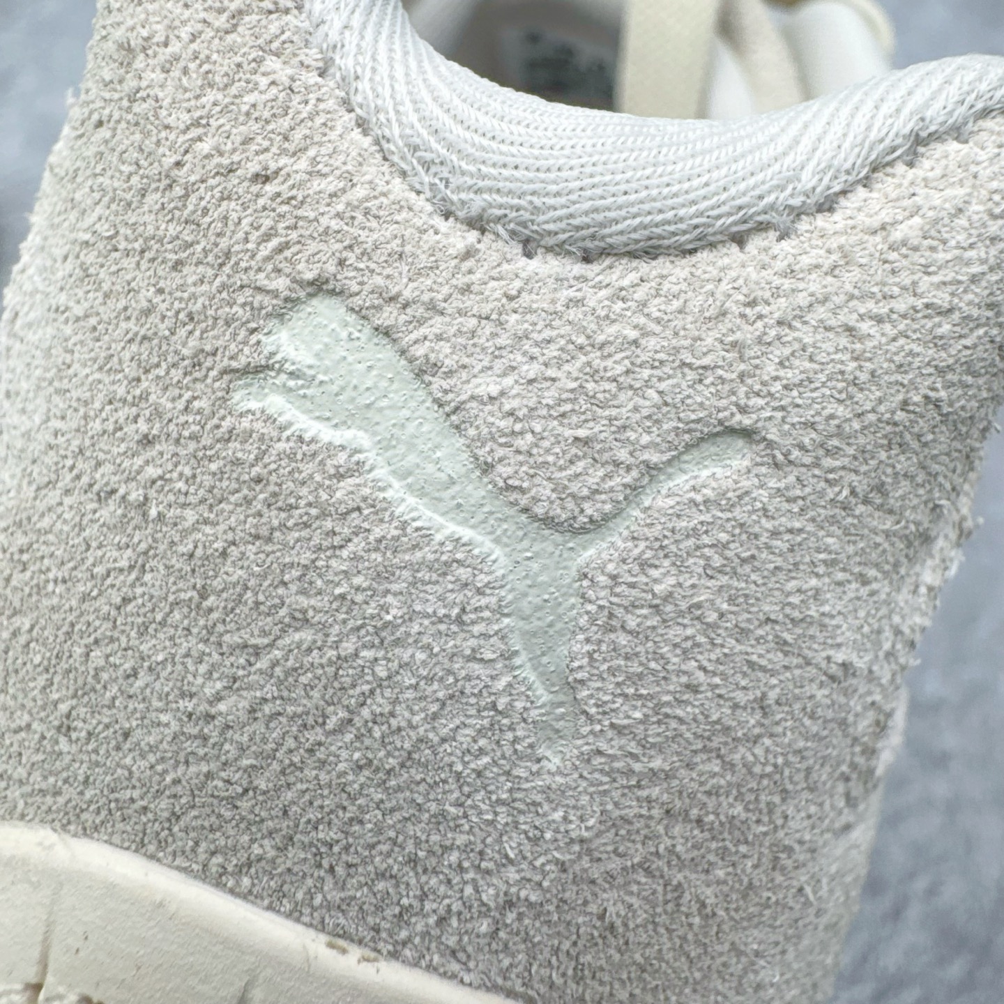 图片[12]-＃KZ纯原 PUMA Speedca OG 彪马极速赛车系列低帮德训风拼接复古百搭休闲运动赛车鞋 口碑大厂出品 品控大底版型不断改良更新 全套原纸板楦头开发 确保原汁原味 完美呈现版型 一比一鞋头弧度高度鞋身弧度 独家私模原厂航空铝磨具打磨大底 鞋头坡度极致还原 无解鞋型 原盒原配 圈内天花板工艺 原厂玻璃冲刀 超高清洁度 全鞋零毛边皮料切割 原厂中底布 鞋款从80、90年代赛车手所穿的防火赛车鞋为原型，鞋身线条模仿了赛车的流线廓形，体现了空气动力学原理的结构。简约流畅的外观，恰好又和贯穿其中的Formstrip Logo融合恰到好处，视觉上细节丰富且协调。本次Speedcat OG鞋款归来，最大看点自然式保留了窄版鞋型以及薄底构造。这两年各品牌鞋底越做越厚，Speedcat反其道而行之，上脚几乎无鞋底的效果带来耳目一新的视觉体验。鞋面依旧是以质感细腻的麂皮材质打造，并且大面积近乎全包裹的使用，复古味道也愈发浓烈。配色上更是将最原始的黑色和红色带回，向F1赛车队的标志性队服致敬。相信让各位一眼种草的更多是出挑的大红色，上脚即可瞬间点亮整体造型，在以球鞋为核心的OOTD中脱颖而出。而另一款黑色则是低调的万金油，彰显新潮个性的同时又不喧宾夺主，也是热爱简约系穿搭朋友的首选。 尺码：35.5 36 37 37.5 38 38.5 39 40 40.5 41 42 42.5 43 44 44.5 45 46-选品中心