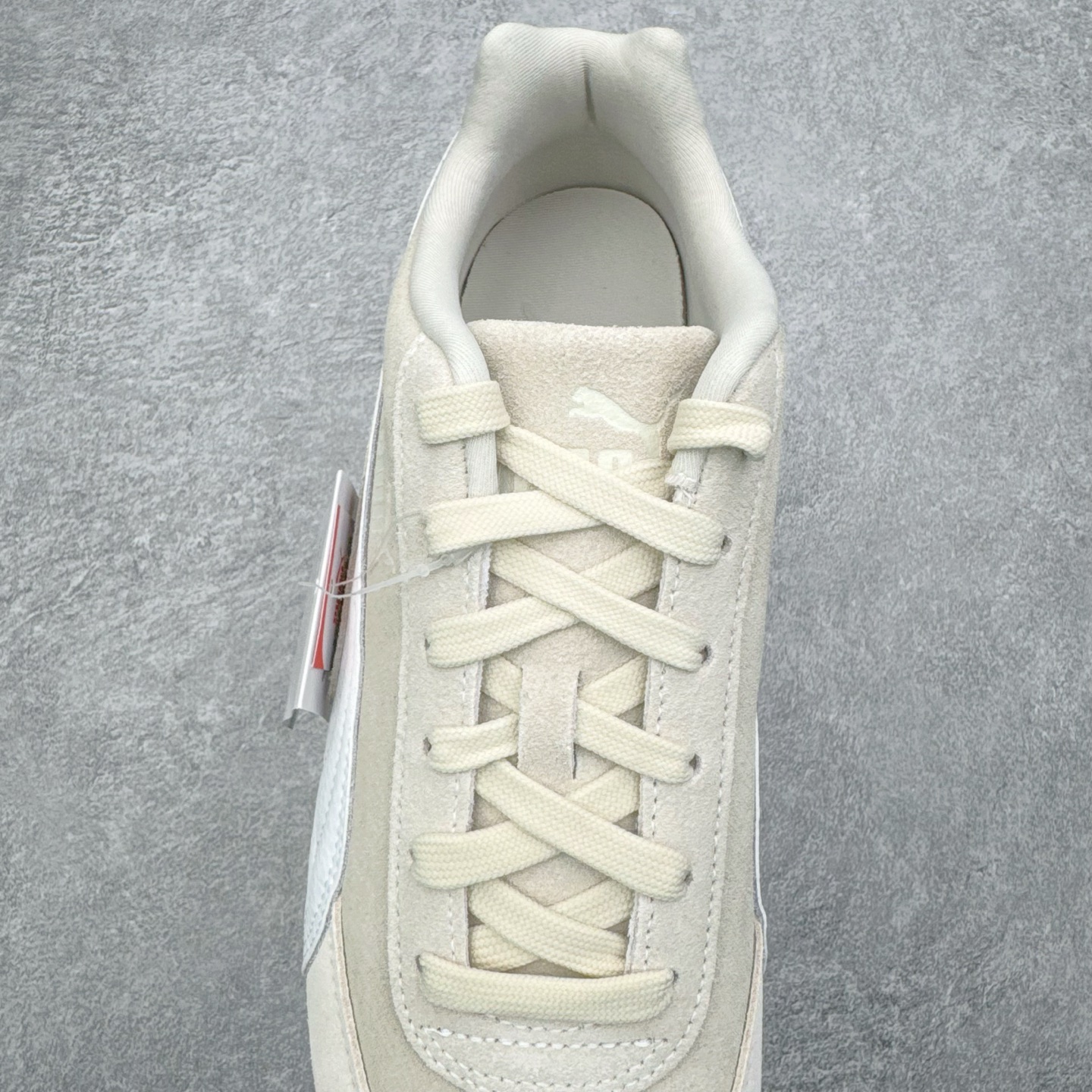 图片[5]-＃KZ纯原 PUMA Speedca OG 彪马极速赛车系列低帮德训风拼接复古百搭休闲运动赛车鞋 口碑大厂出品 品控大底版型不断改良更新 全套原纸板楦头开发 确保原汁原味 完美呈现版型 一比一鞋头弧度高度鞋身弧度 独家私模原厂航空铝磨具打磨大底 鞋头坡度极致还原 无解鞋型 原盒原配 圈内天花板工艺 原厂玻璃冲刀 超高清洁度 全鞋零毛边皮料切割 原厂中底布 鞋款从80、90年代赛车手所穿的防火赛车鞋为原型，鞋身线条模仿了赛车的流线廓形，体现了空气动力学原理的结构。简约流畅的外观，恰好又和贯穿其中的Formstrip Logo融合恰到好处，视觉上细节丰富且协调。本次Speedcat OG鞋款归来，最大看点自然式保留了窄版鞋型以及薄底构造。这两年各品牌鞋底越做越厚，Speedcat反其道而行之，上脚几乎无鞋底的效果带来耳目一新的视觉体验。鞋面依旧是以质感细腻的麂皮材质打造，并且大面积近乎全包裹的使用，复古味道也愈发浓烈。配色上更是将最原始的黑色和红色带回，向F1赛车队的标志性队服致敬。相信让各位一眼种草的更多是出挑的大红色，上脚即可瞬间点亮整体造型，在以球鞋为核心的OOTD中脱颖而出。而另一款黑色则是低调的万金油，彰显新潮个性的同时又不喧宾夺主，也是热爱简约系穿搭朋友的首选。 尺码：35.5 36 37 37.5 38 38.5 39 40 40.5 41 42 42.5 43 44 44.5 45 46-选品中心