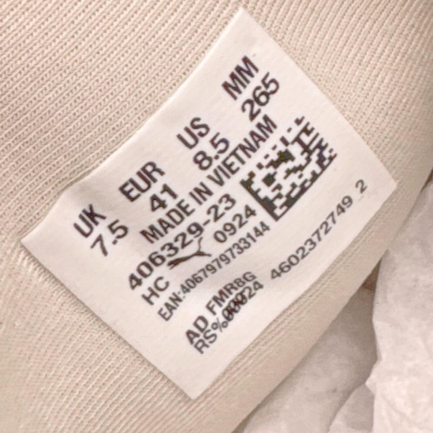 图片[10]-＃KZ纯原 PUMA Speedca OG 彪马极速赛车系列低帮德训风拼接复古百搭休闲运动赛车鞋 口碑大厂出品 品控大底版型不断改良更新 全套原纸板楦头开发 确保原汁原味 完美呈现版型 一比一鞋头弧度高度鞋身弧度 独家私模原厂航空铝磨具打磨大底 鞋头坡度极致还原 无解鞋型 原盒原配 圈内天花板工艺 原厂玻璃冲刀 超高清洁度 全鞋零毛边皮料切割 原厂中底布 鞋款从80、90年代赛车手所穿的防火赛车鞋为原型，鞋身线条模仿了赛车的流线廓形，体现了空气动力学原理的结构。简约流畅的外观，恰好又和贯穿其中的Formstrip Logo融合恰到好处，视觉上细节丰富且协调。本次Speedcat OG鞋款归来，最大看点自然式保留了窄版鞋型以及薄底构造。这两年各品牌鞋底越做越厚，Speedcat反其道而行之，上脚几乎无鞋底的效果带来耳目一新的视觉体验。鞋面依旧是以质感细腻的麂皮材质打造，并且大面积近乎全包裹的使用，复古味道也愈发浓烈。配色上更是将最原始的黑色和红色带回，向F1赛车队的标志性队服致敬。相信让各位一眼种草的更多是出挑的大红色，上脚即可瞬间点亮整体造型，在以球鞋为核心的OOTD中脱颖而出。而另一款黑色则是低调的万金油，彰显新潮个性的同时又不喧宾夺主，也是热爱简约系穿搭朋友的首选。 尺码：35.5 36 37 37.5 38 38.5 39 40 40.5 41 42 42.5 43 44 44.5 45 46-选品中心