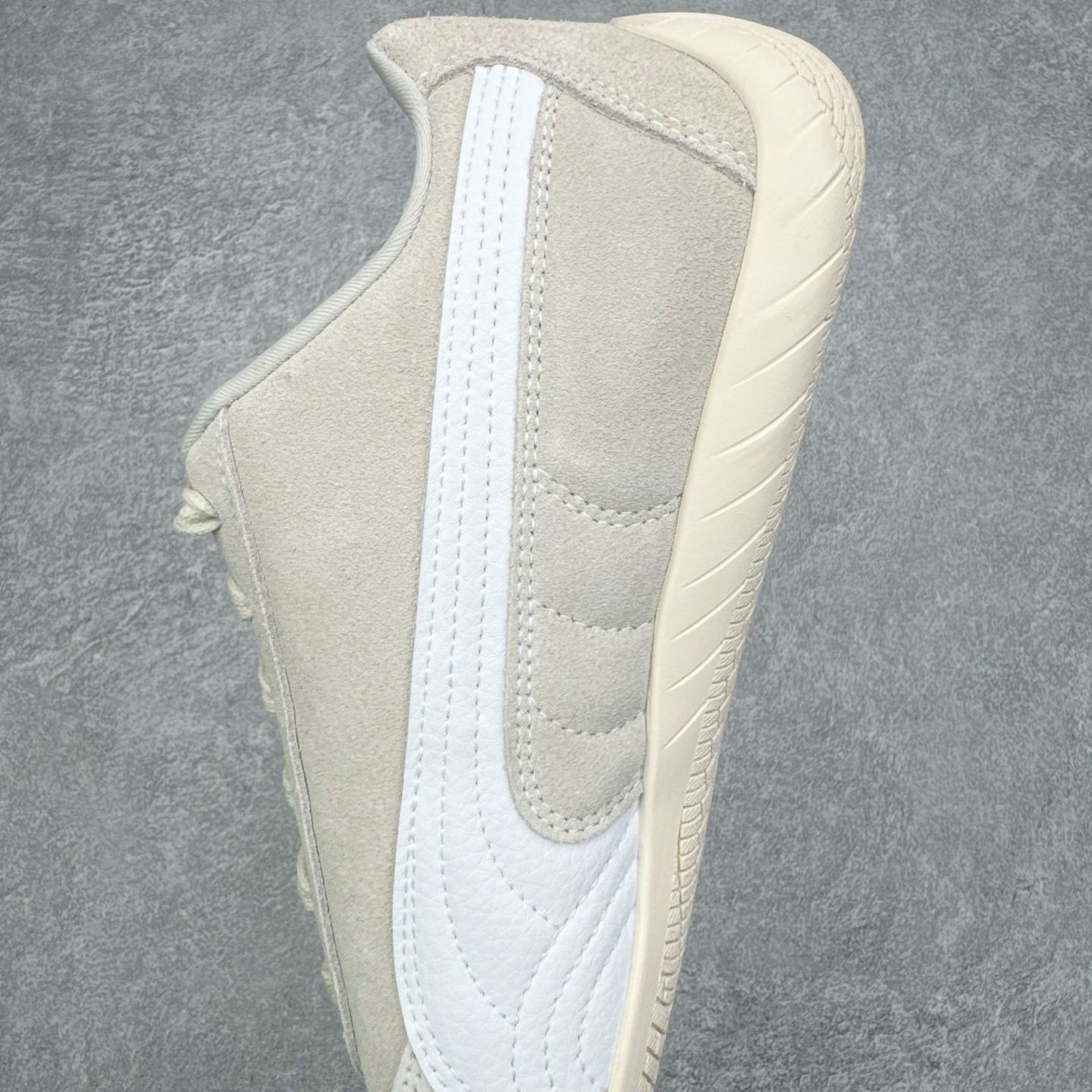 图片[7]-＃KZ纯原 PUMA Speedca OG 彪马极速赛车系列低帮德训风拼接复古百搭休闲运动赛车鞋 口碑大厂出品 品控大底版型不断改良更新 全套原纸板楦头开发 确保原汁原味 完美呈现版型 一比一鞋头弧度高度鞋身弧度 独家私模原厂航空铝磨具打磨大底 鞋头坡度极致还原 无解鞋型 原盒原配 圈内天花板工艺 原厂玻璃冲刀 超高清洁度 全鞋零毛边皮料切割 原厂中底布 鞋款从80、90年代赛车手所穿的防火赛车鞋为原型，鞋身线条模仿了赛车的流线廓形，体现了空气动力学原理的结构。简约流畅的外观，恰好又和贯穿其中的Formstrip Logo融合恰到好处，视觉上细节丰富且协调。本次Speedcat OG鞋款归来，最大看点自然式保留了窄版鞋型以及薄底构造。这两年各品牌鞋底越做越厚，Speedcat反其道而行之，上脚几乎无鞋底的效果带来耳目一新的视觉体验。鞋面依旧是以质感细腻的麂皮材质打造，并且大面积近乎全包裹的使用，复古味道也愈发浓烈。配色上更是将最原始的黑色和红色带回，向F1赛车队的标志性队服致敬。相信让各位一眼种草的更多是出挑的大红色，上脚即可瞬间点亮整体造型，在以球鞋为核心的OOTD中脱颖而出。而另一款黑色则是低调的万金油，彰显新潮个性的同时又不喧宾夺主，也是热爱简约系穿搭朋友的首选。 尺码：35.5 36 37 37.5 38 38.5 39 40 40.5 41 42 42.5 43 44 44.5 45 46-选品中心