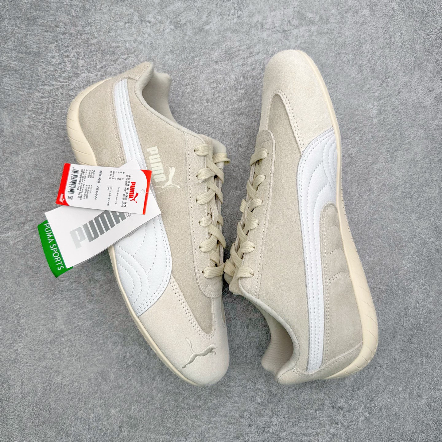 图片[3]-＃KZ纯原 PUMA Speedca OG 彪马极速赛车系列低帮德训风拼接复古百搭休闲运动赛车鞋 口碑大厂出品 品控大底版型不断改良更新 全套原纸板楦头开发 确保原汁原味 完美呈现版型 一比一鞋头弧度高度鞋身弧度 独家私模原厂航空铝磨具打磨大底 鞋头坡度极致还原 无解鞋型 原盒原配 圈内天花板工艺 原厂玻璃冲刀 超高清洁度 全鞋零毛边皮料切割 原厂中底布 鞋款从80、90年代赛车手所穿的防火赛车鞋为原型，鞋身线条模仿了赛车的流线廓形，体现了空气动力学原理的结构。简约流畅的外观，恰好又和贯穿其中的Formstrip Logo融合恰到好处，视觉上细节丰富且协调。本次Speedcat OG鞋款归来，最大看点自然式保留了窄版鞋型以及薄底构造。这两年各品牌鞋底越做越厚，Speedcat反其道而行之，上脚几乎无鞋底的效果带来耳目一新的视觉体验。鞋面依旧是以质感细腻的麂皮材质打造，并且大面积近乎全包裹的使用，复古味道也愈发浓烈。配色上更是将最原始的黑色和红色带回，向F1赛车队的标志性队服致敬。相信让各位一眼种草的更多是出挑的大红色，上脚即可瞬间点亮整体造型，在以球鞋为核心的OOTD中脱颖而出。而另一款黑色则是低调的万金油，彰显新潮个性的同时又不喧宾夺主，也是热爱简约系穿搭朋友的首选。 尺码：35.5 36 37 37.5 38 38.5 39 40 40.5 41 42 42.5 43 44 44.5 45 46-选品中心