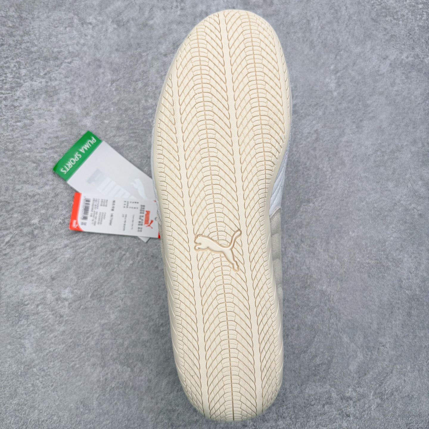 图片[9]-＃KZ纯原 PUMA Speedca OG 彪马极速赛车系列低帮德训风拼接复古百搭休闲运动赛车鞋 口碑大厂出品 品控大底版型不断改良更新 全套原纸板楦头开发 确保原汁原味 完美呈现版型 一比一鞋头弧度高度鞋身弧度 独家私模原厂航空铝磨具打磨大底 鞋头坡度极致还原 无解鞋型 原盒原配 圈内天花板工艺 原厂玻璃冲刀 超高清洁度 全鞋零毛边皮料切割 原厂中底布 鞋款从80、90年代赛车手所穿的防火赛车鞋为原型，鞋身线条模仿了赛车的流线廓形，体现了空气动力学原理的结构。简约流畅的外观，恰好又和贯穿其中的Formstrip Logo融合恰到好处，视觉上细节丰富且协调。本次Speedcat OG鞋款归来，最大看点自然式保留了窄版鞋型以及薄底构造。这两年各品牌鞋底越做越厚，Speedcat反其道而行之，上脚几乎无鞋底的效果带来耳目一新的视觉体验。鞋面依旧是以质感细腻的麂皮材质打造，并且大面积近乎全包裹的使用，复古味道也愈发浓烈。配色上更是将最原始的黑色和红色带回，向F1赛车队的标志性队服致敬。相信让各位一眼种草的更多是出挑的大红色，上脚即可瞬间点亮整体造型，在以球鞋为核心的OOTD中脱颖而出。而另一款黑色则是低调的万金油，彰显新潮个性的同时又不喧宾夺主，也是热爱简约系穿搭朋友的首选。 尺码：35.5 36 37 37.5 38 38.5 39 40 40.5 41 42 42.5 43 44 44.5 45 46-选品中心